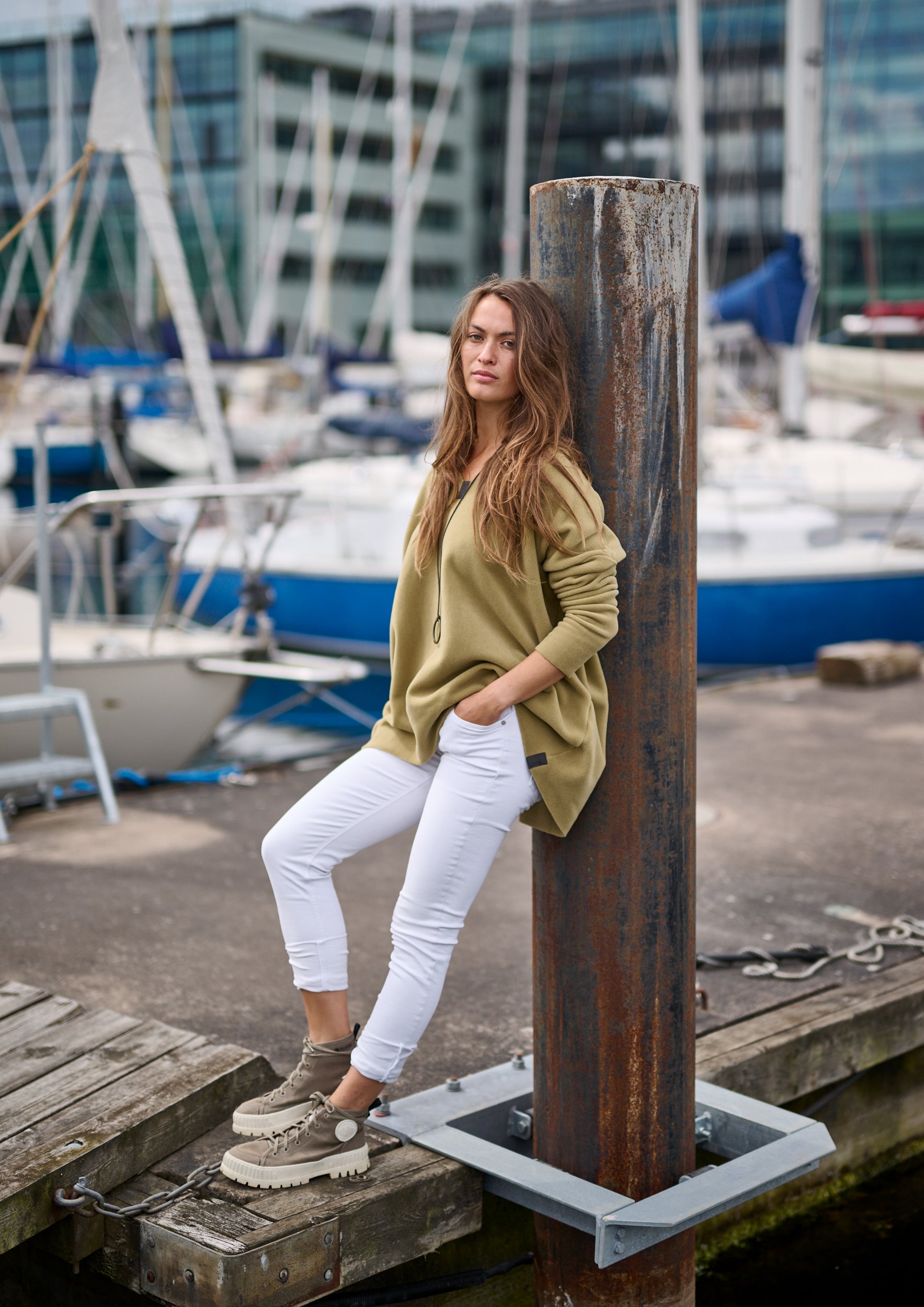 HENRIETTE STEFFENSEN COPENHAGEN BLUSE V-HALS - 1336 BLUSER OLIVE 655