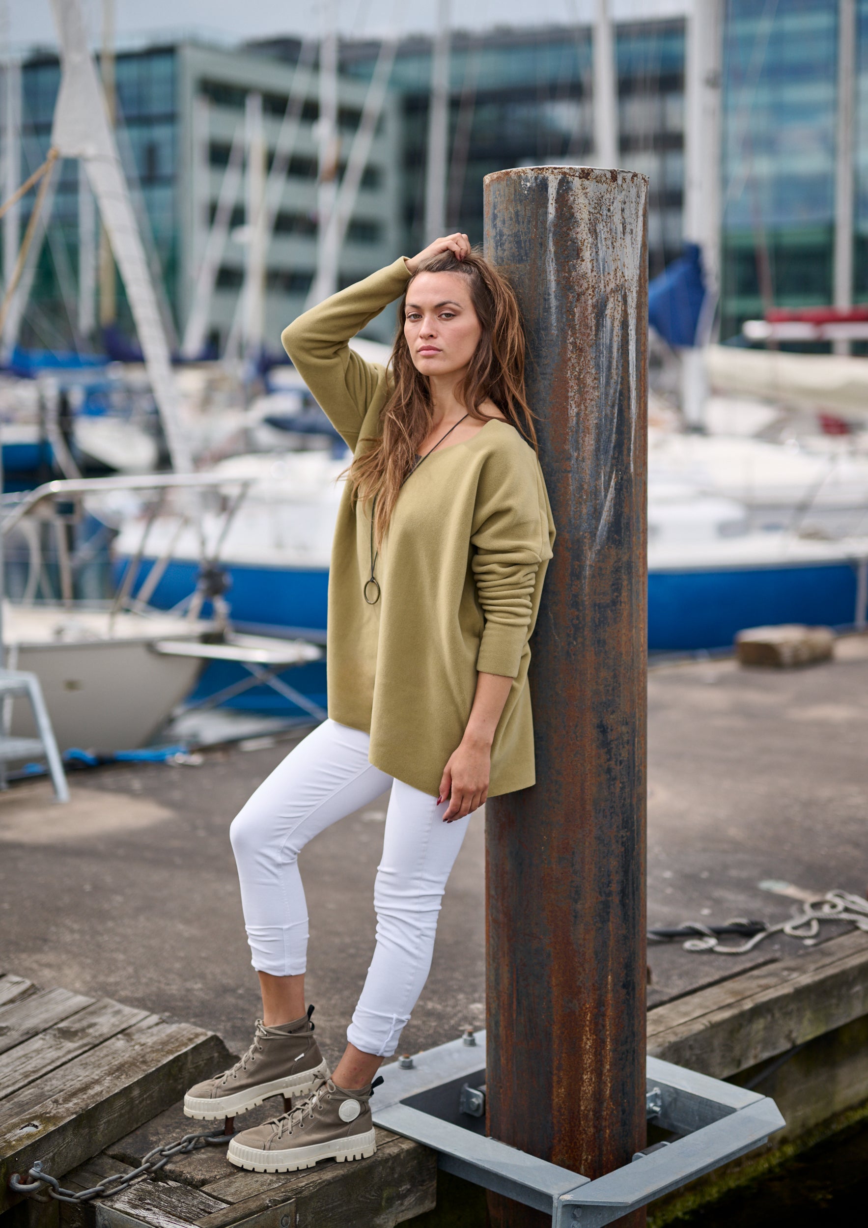 HENRIETTE STEFFENSEN COPENHAGEN BLUSE V-HALS - 1336 BLUSER OLIVE 655