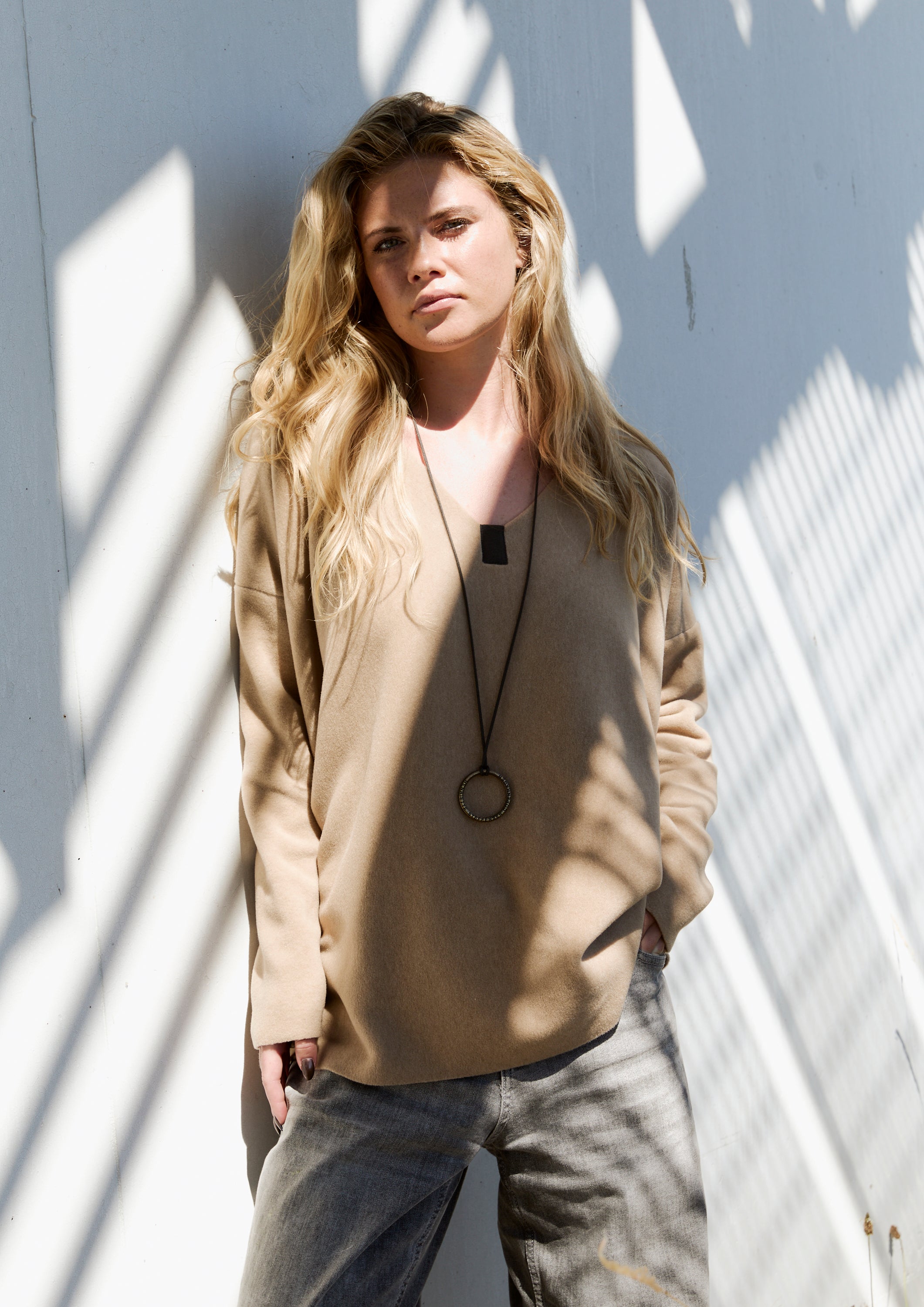 HENRIETTE STEFFENSEN COPENHAGEN BLUSE V-HALS - 1410 BLUSER CAMEL 815