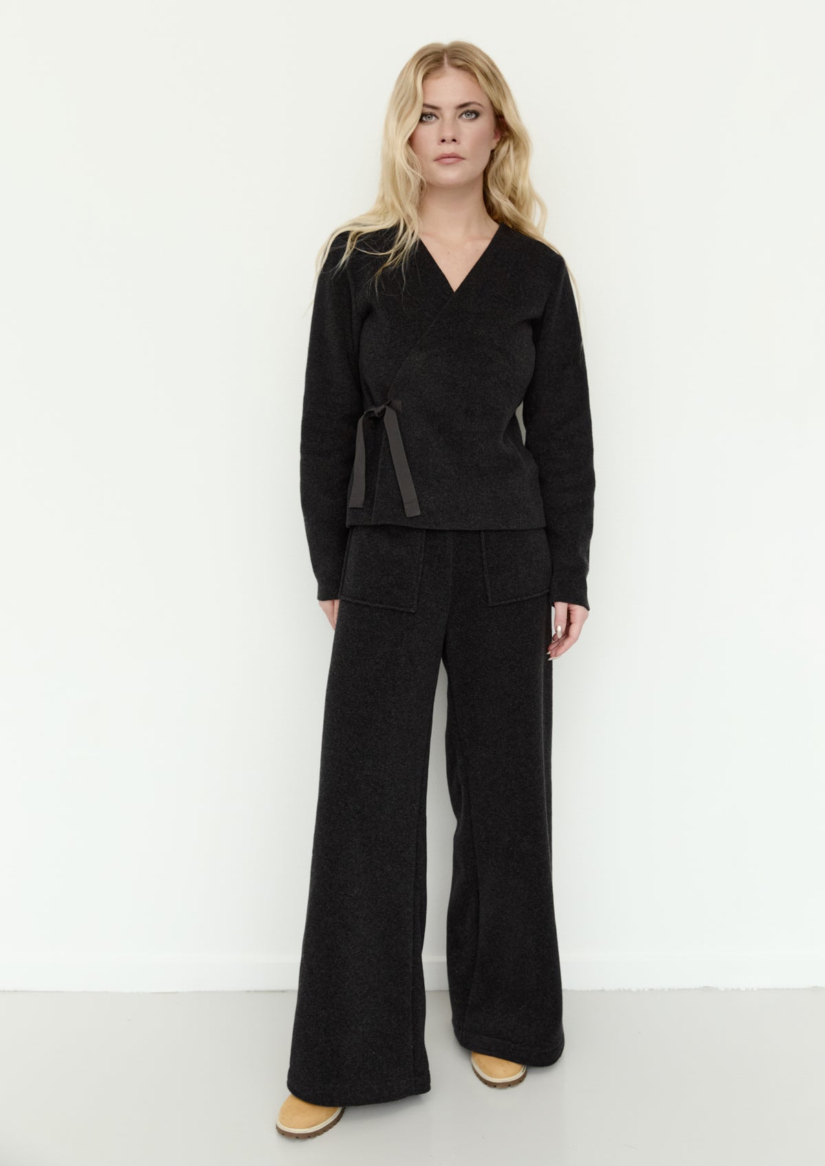 HENRIETTE STEFFENSEN COPENHAGEN FLARE BUKSER - 2125 BUKSER SOFT BLACK 914