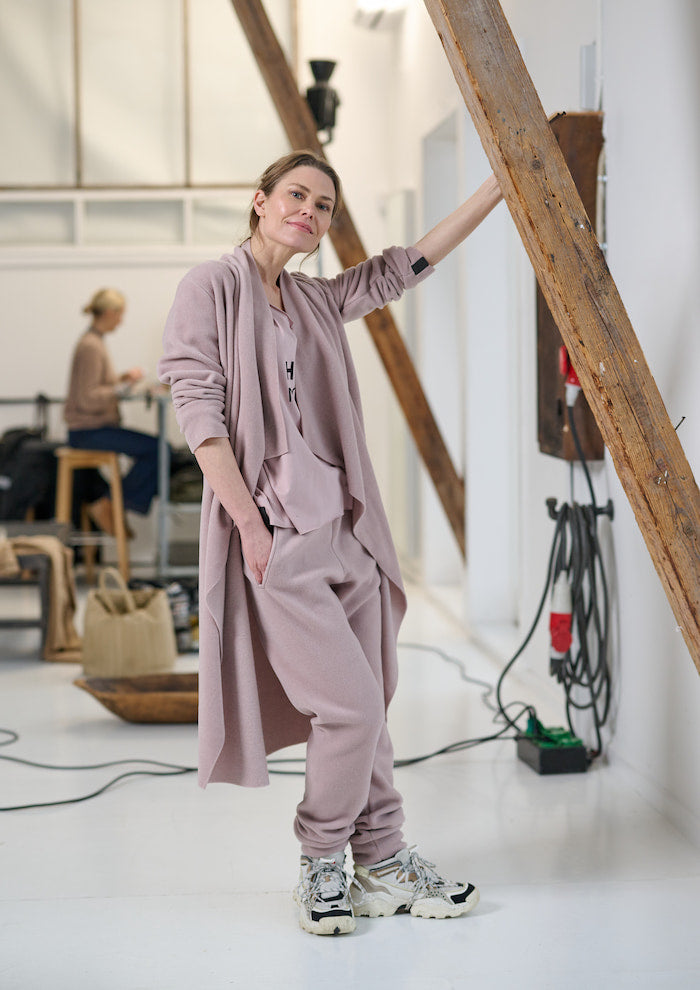 HENRIETTE STEFFENSEN COPENHAGEN LANG CARDIGAN M / "VANDFALD" - 7131 CARDIGANS NUDE 401