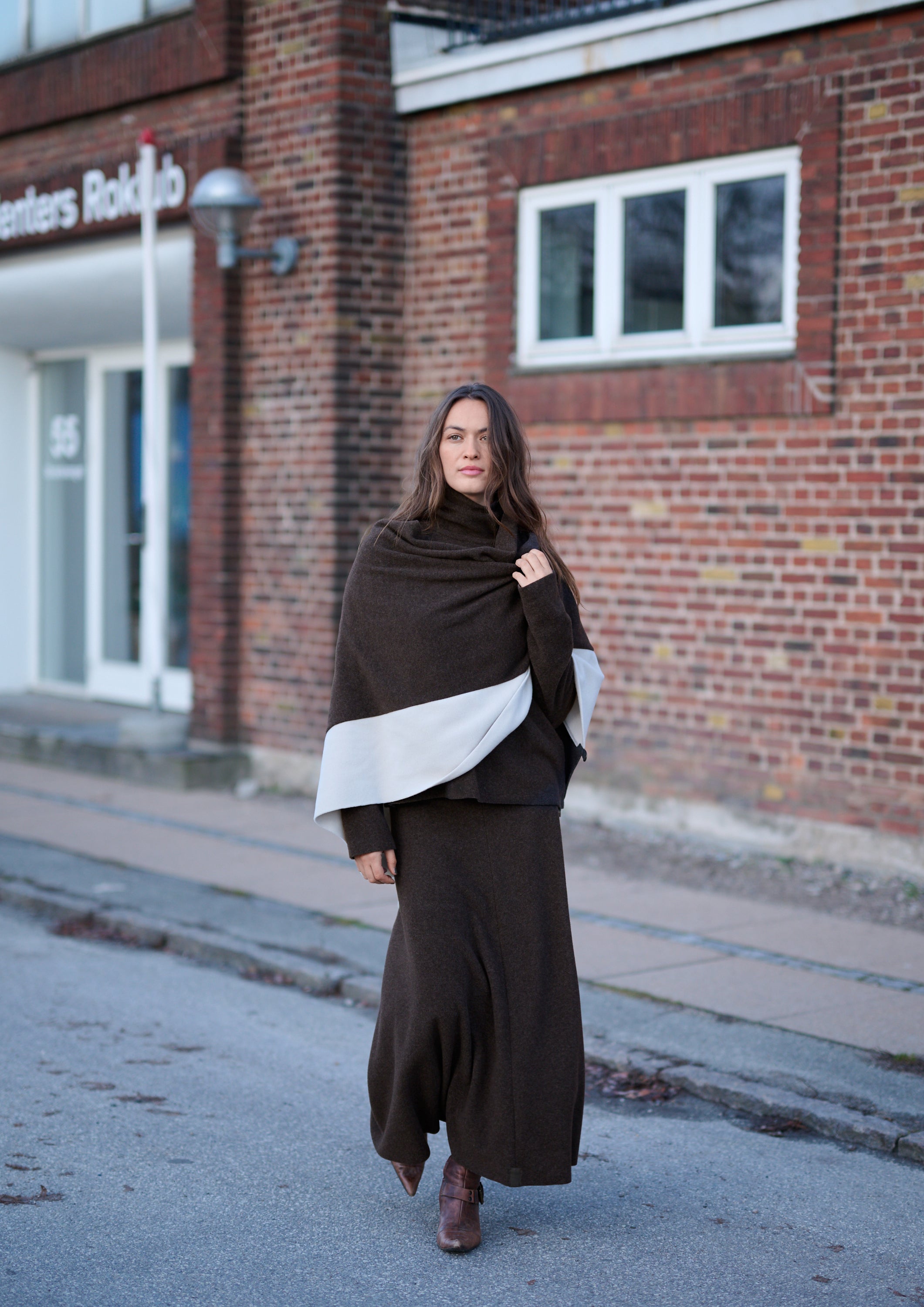 HENRIETTE STEFFENSEN COPENHAGEN PONCHO 2 FARVET - 4068 PONCHOS CHOKOLATE/KIT 200