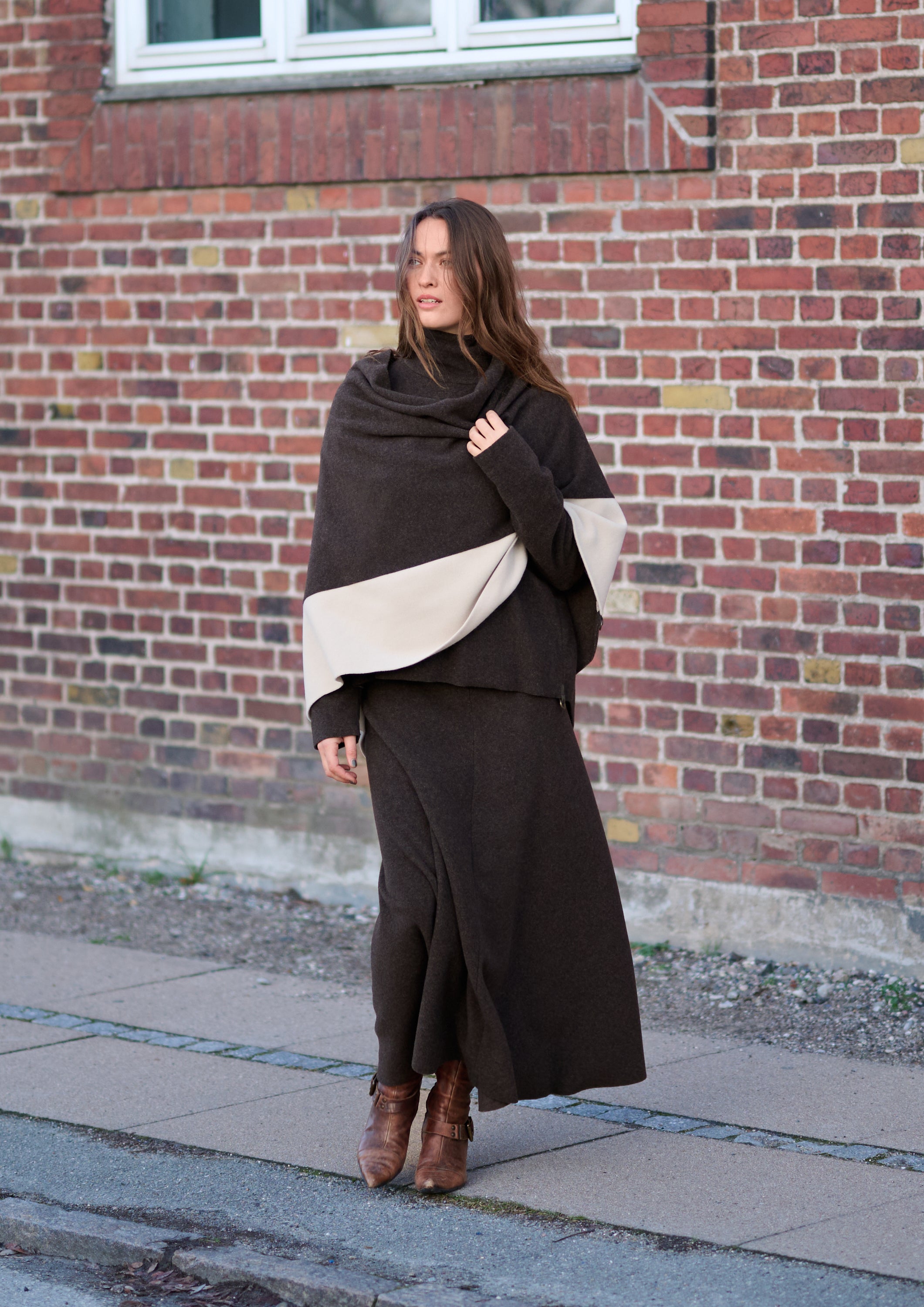 HENRIETTE STEFFENSEN COPENHAGEN PONCHO 2 FARVET - 4068 PONCHOS CHOKOLATE/KIT 200