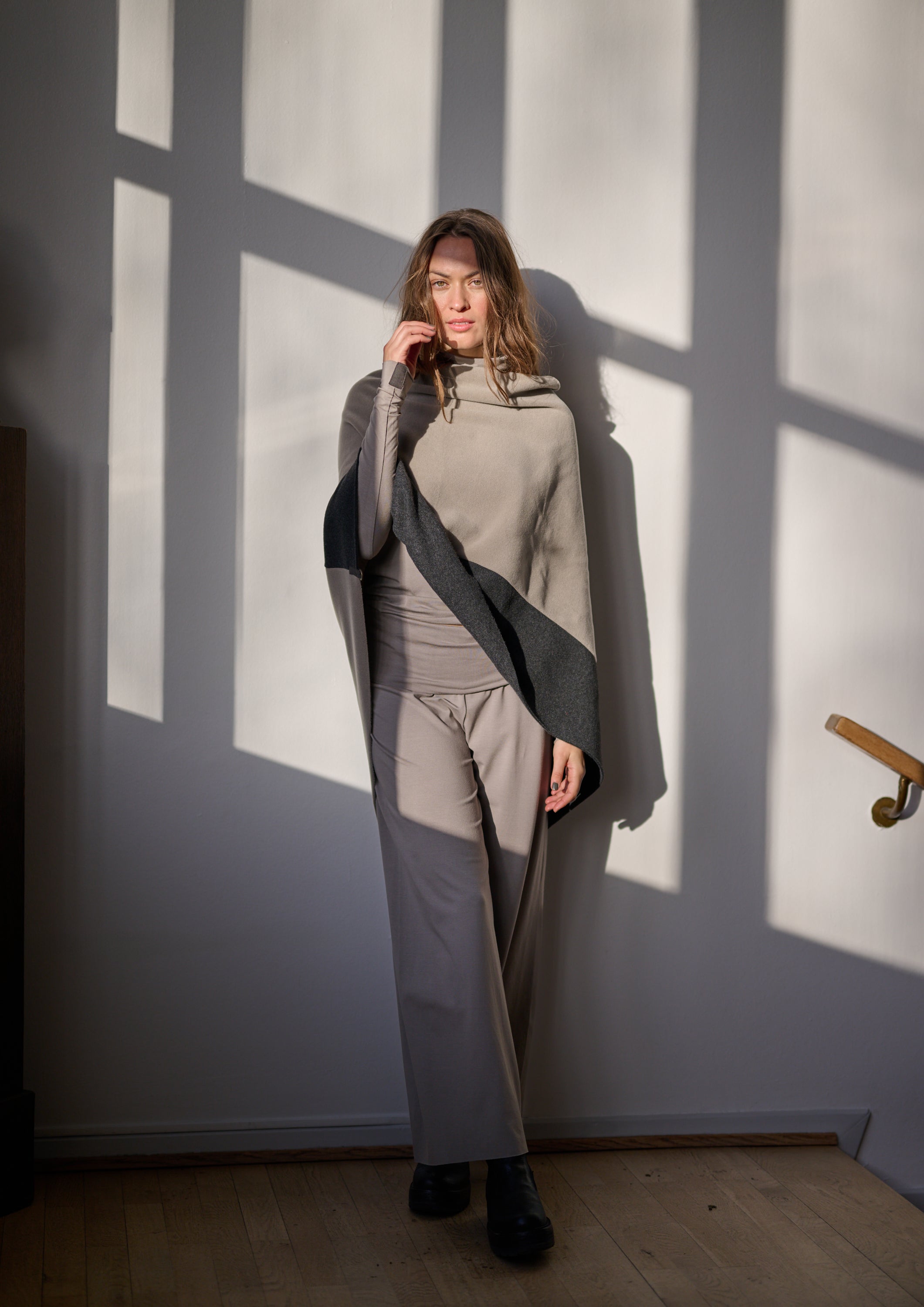 HENRIETTE STEFFENSEN COPENHAGEN PONCHO 2 FARVET - 4068 PONCHOS SB/ELEPHANT 325