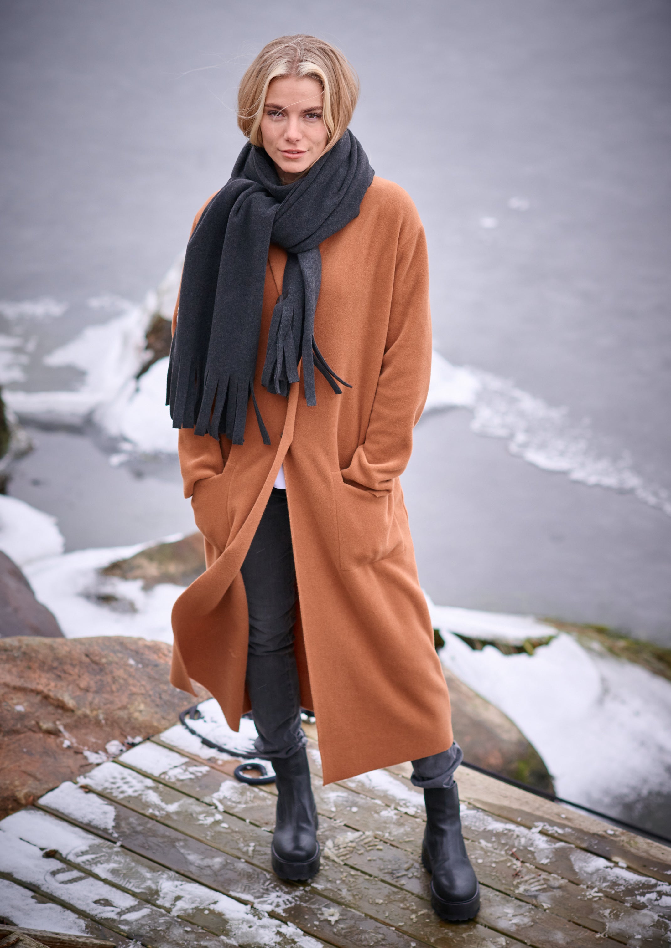 HENRIETTE STEFFENSEN COPENHAGEN TØRKLÆDE MED FRYNSER - 4077 SCARFS SOFT BLACK 914