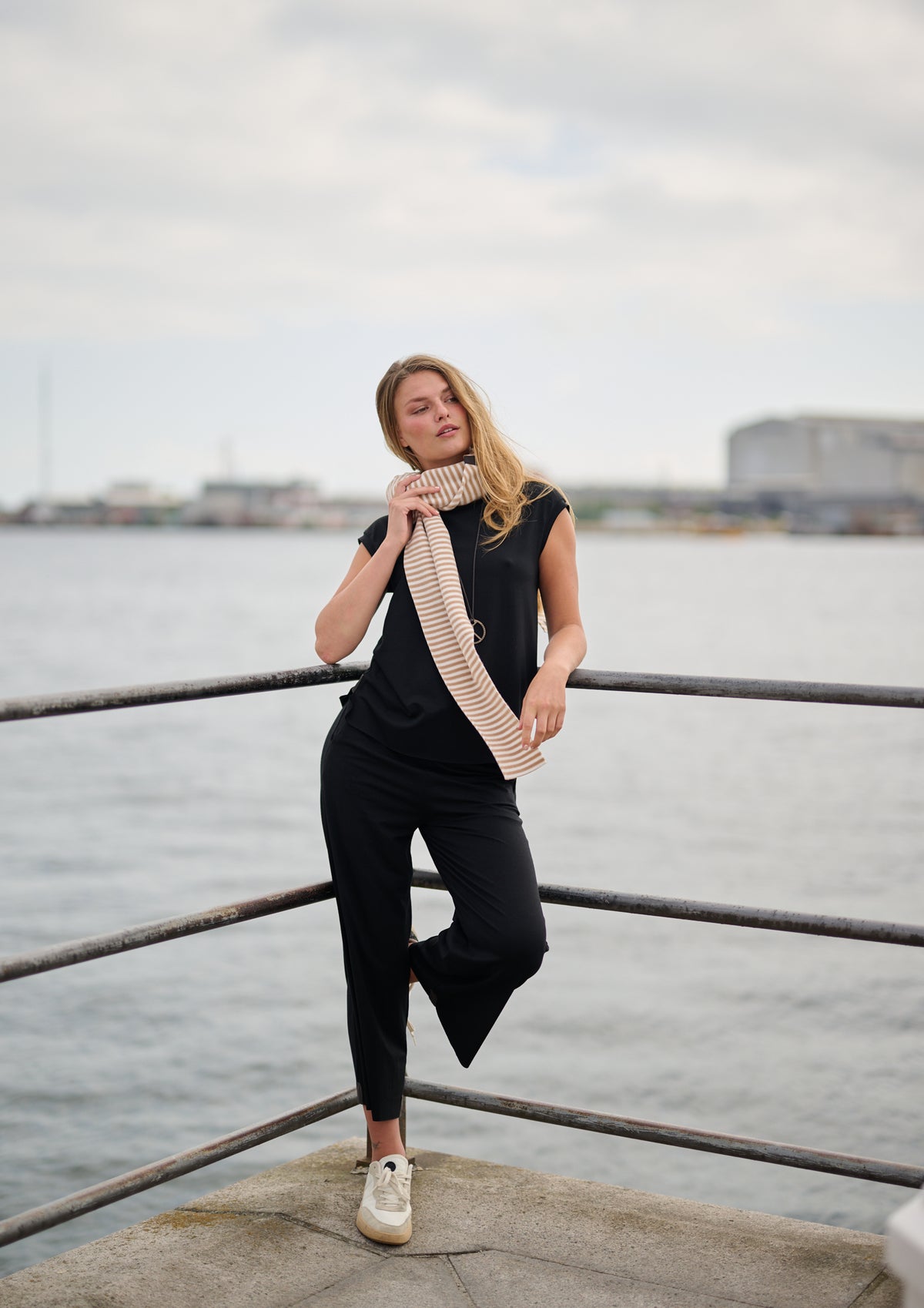 HENRIETTE STEFFENSEN COPENHAGEN TOP M/ HALSKÆDE - 96080 T-SHIRTS BLACK 900