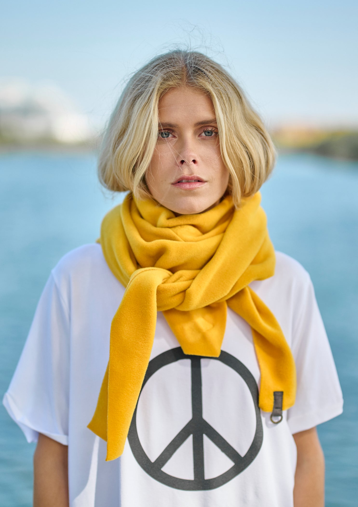 HENRIETTE STEFFENSEN COPENHAGEN TREKANTET TØRKLÆDE - 4051 SCARFS SAFRAN 701