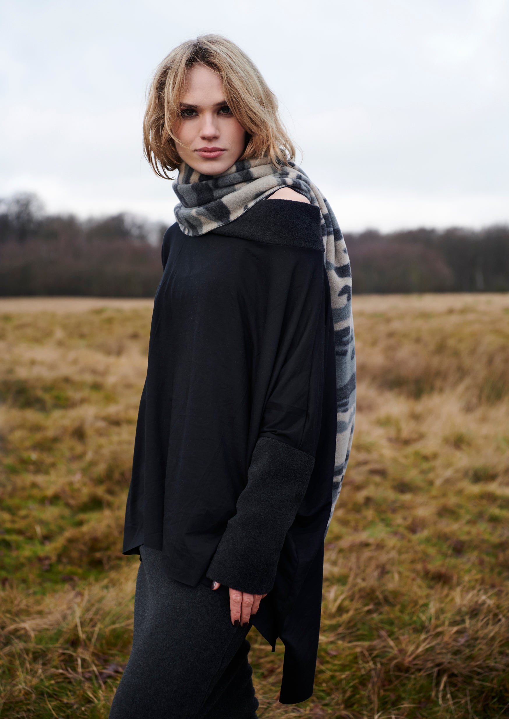 HENRIETTE STEFFENSEN COPENHAGEN BLUSE MED ÅBEN HALS - 1319MIX  SOFT BLACK/BLACK 915