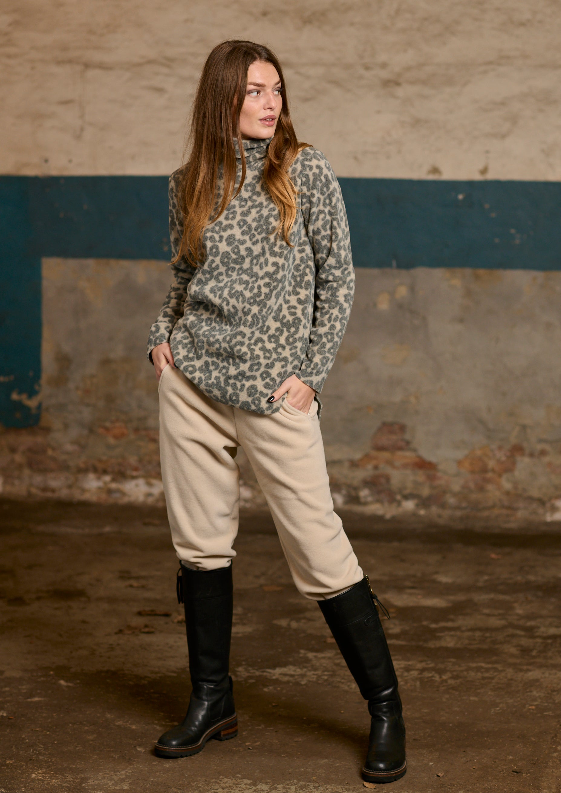 HENRIETTE STEFFENSEN COPENHAGEN BLUSE MED HØJ HALS - 1348P BLUSER LEOPARD grey 105