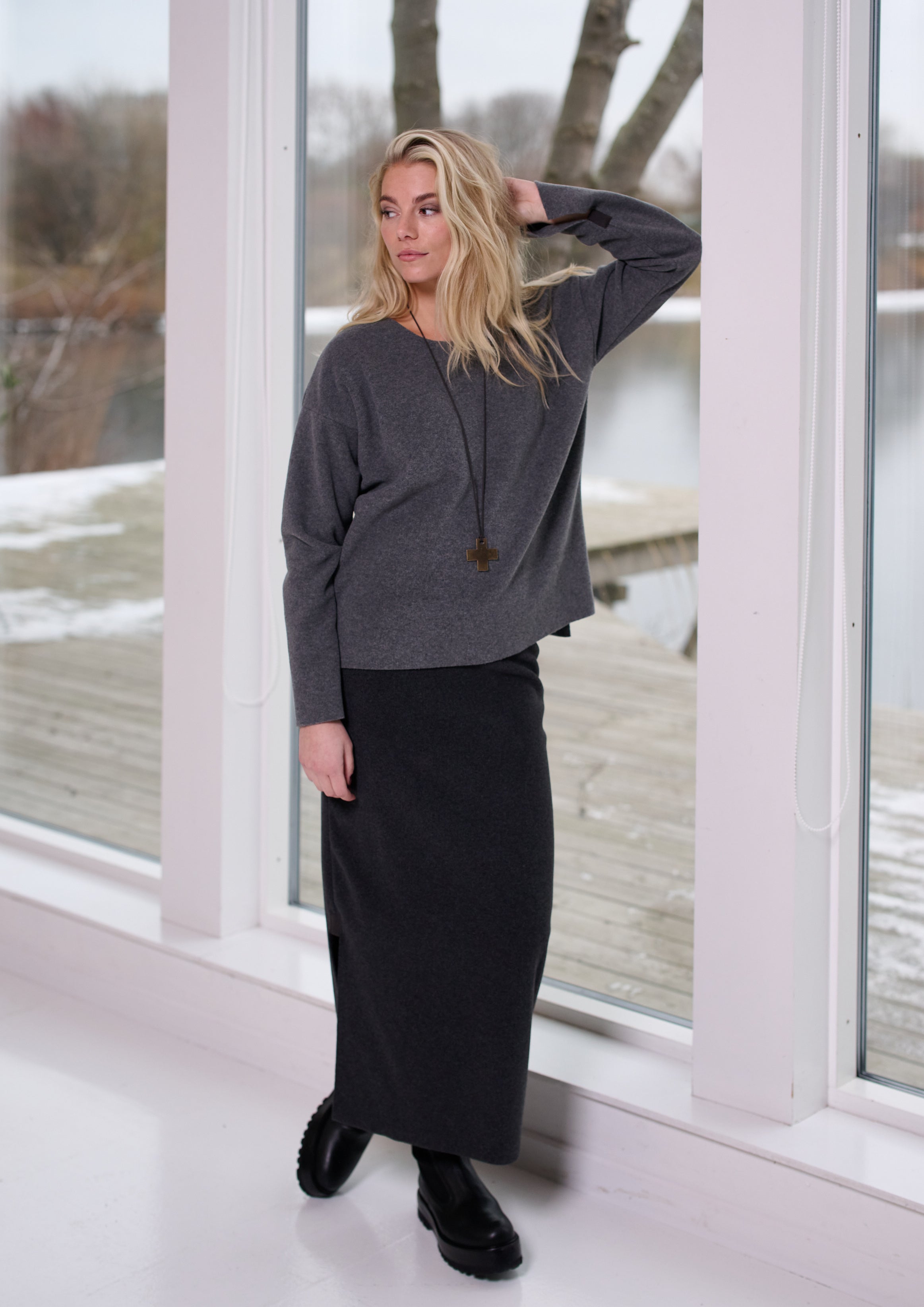 HENRIETTE STEFFENSEN COPENHAGEN BLUSE MED RUND HALS - 1355 BLUSER GREY 905