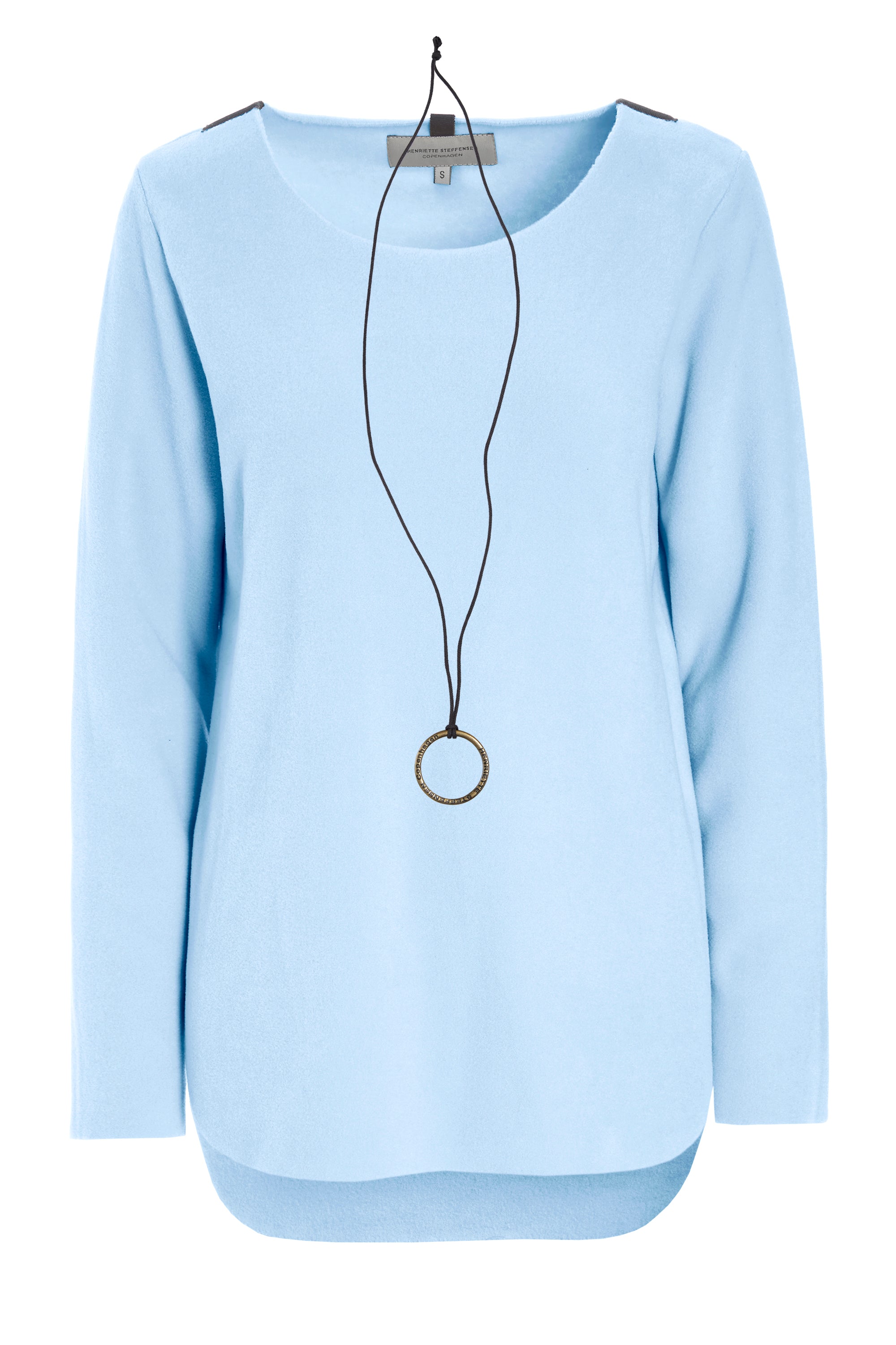 HENRIETTE STEFFENSEN COPENHAGEN BLUSE MED SIGNATUR SMYKKE - 1332 BLUSER BABY BLUE 671