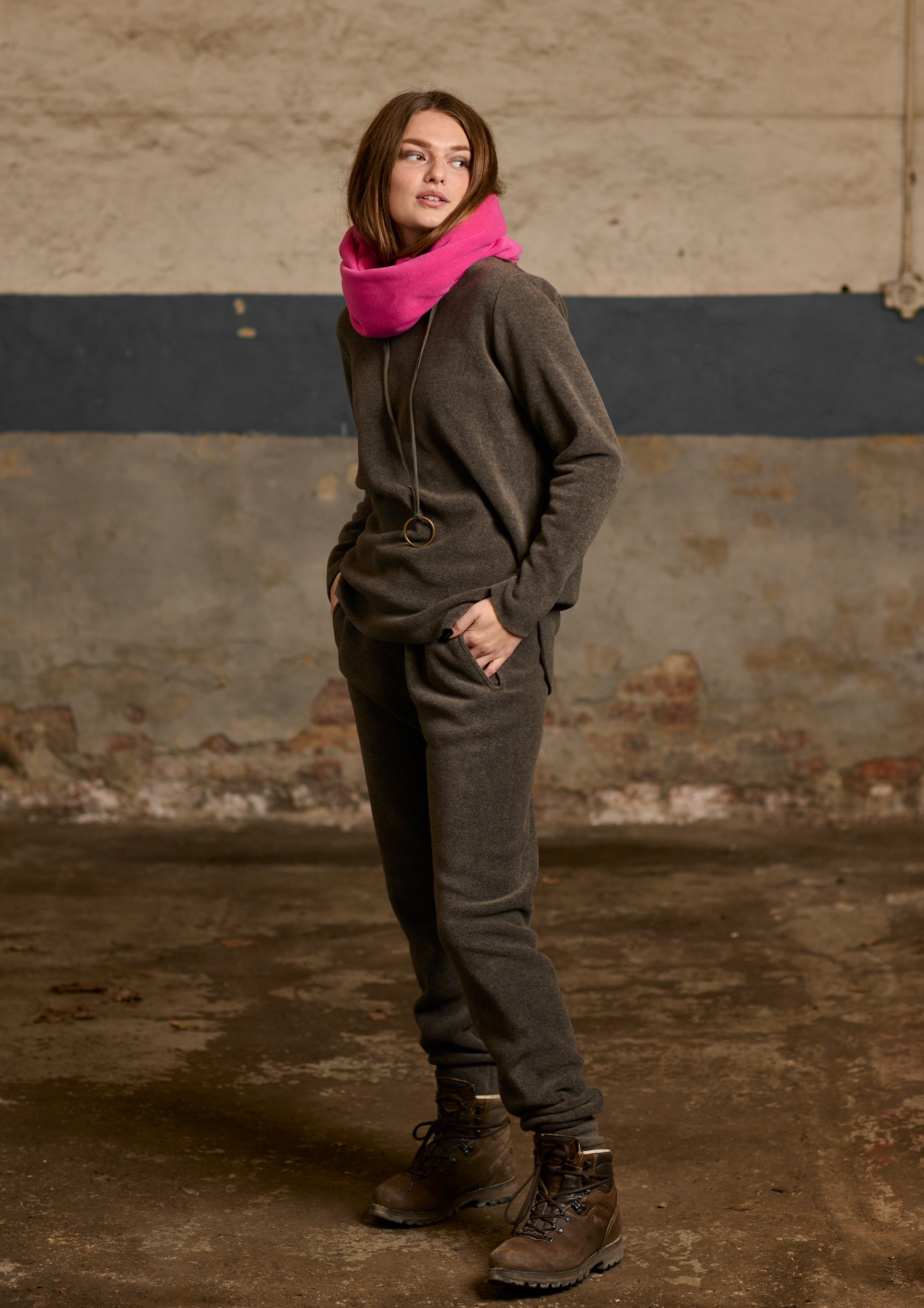 HENRIETTE STEFFENSEN COPENHAGEN BLUSE MED SIGNATUR SMYKKE - 1332 BLUSER BARK 320