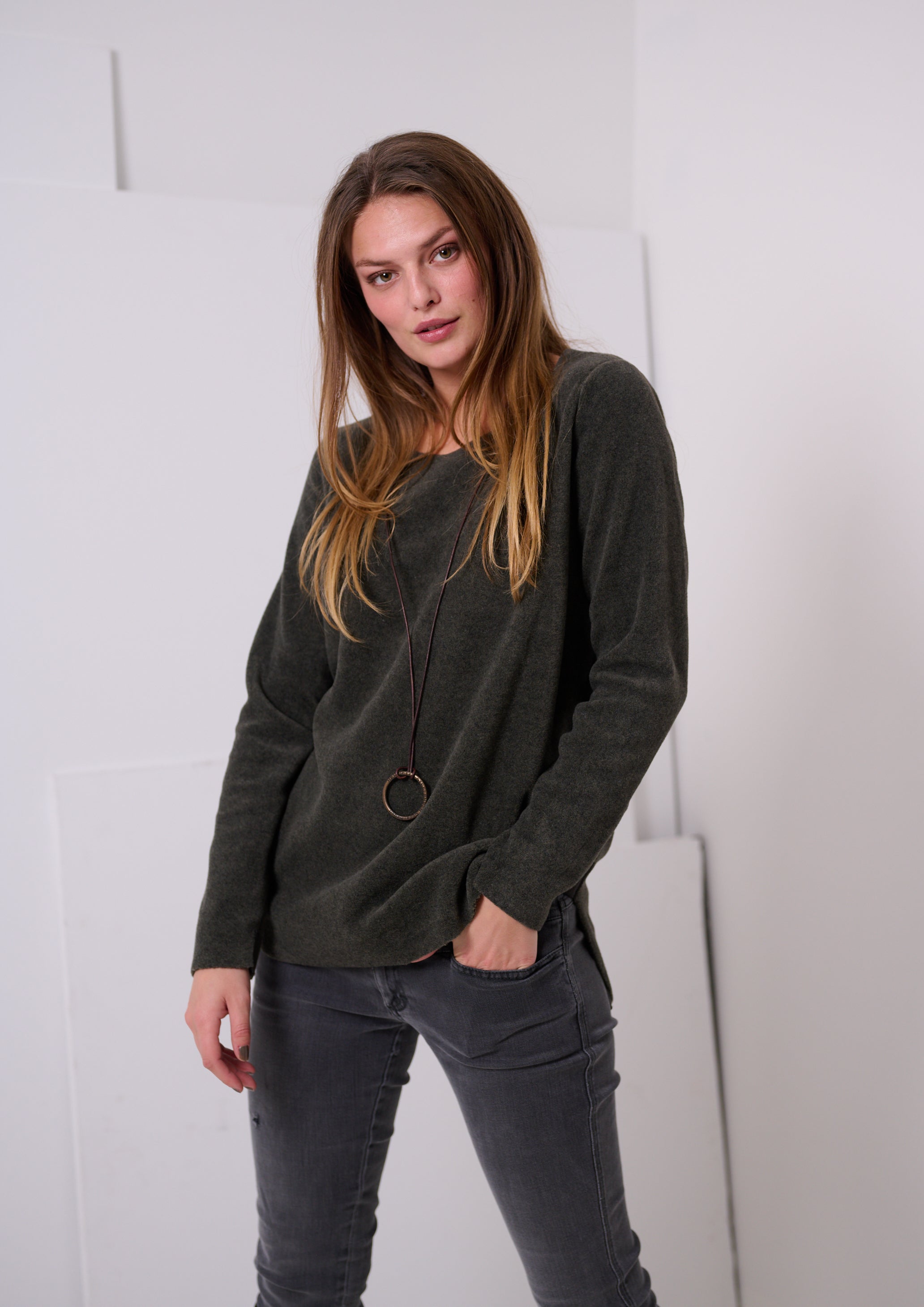 HENRIETTE STEFFENSEN COPENHAGEN BLUSE MED SIGNATUR SMYKKE - 1332 BLUSER FORREST 600