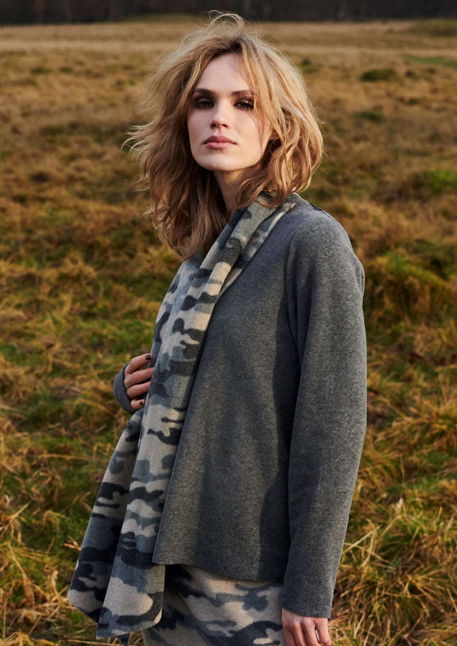 HENRIETTE STEFFENSEN COPENHAGEN BLUSE MED TØRKLÆDE - 1325 BLUSER GREY/CAMUFLAGE 903