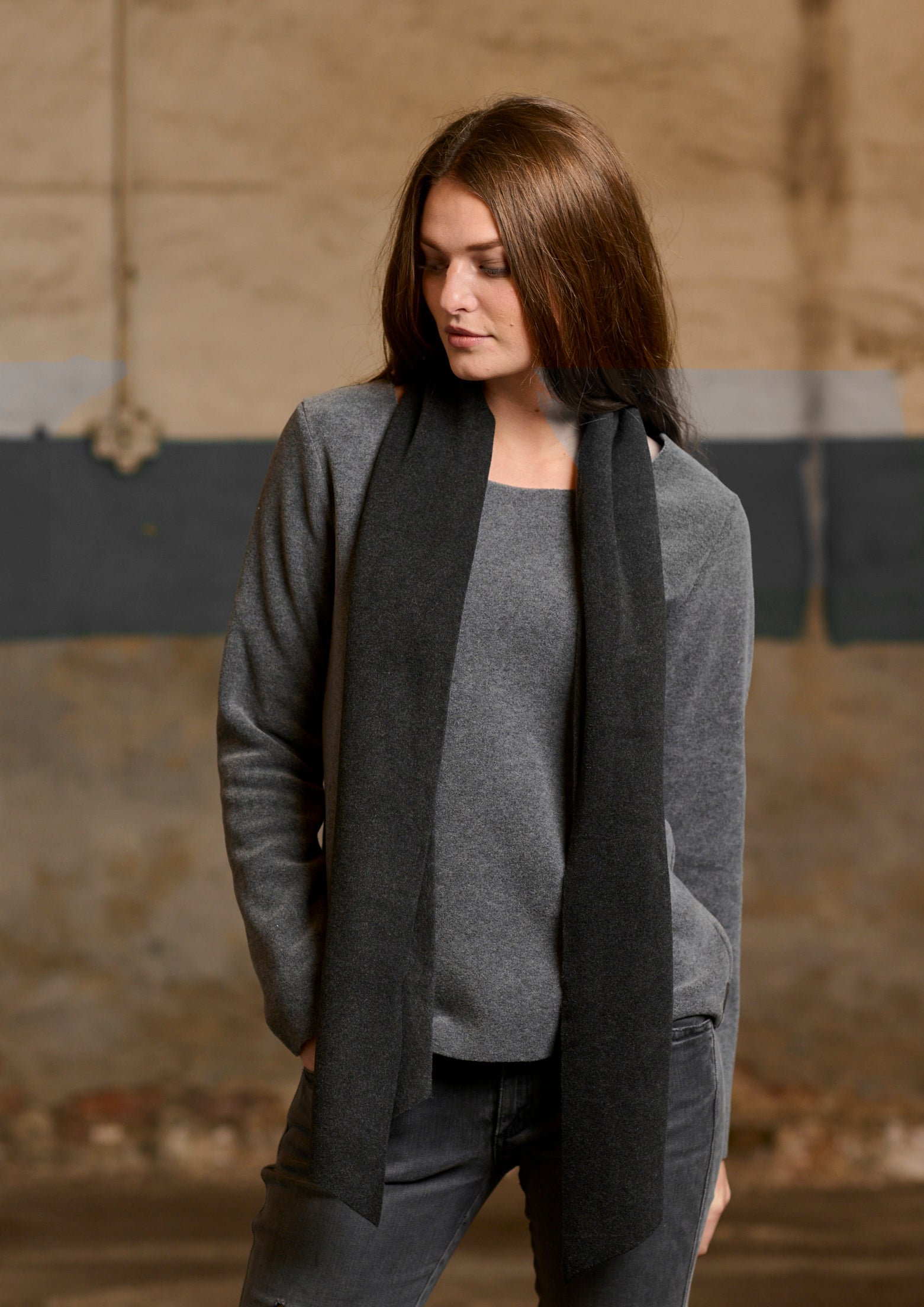 HENRIETTE STEFFENSEN COPENHAGEN BLUSE MED TØRKLÆDE - 1325 BLUSER GREY/SOFT BLACK 647