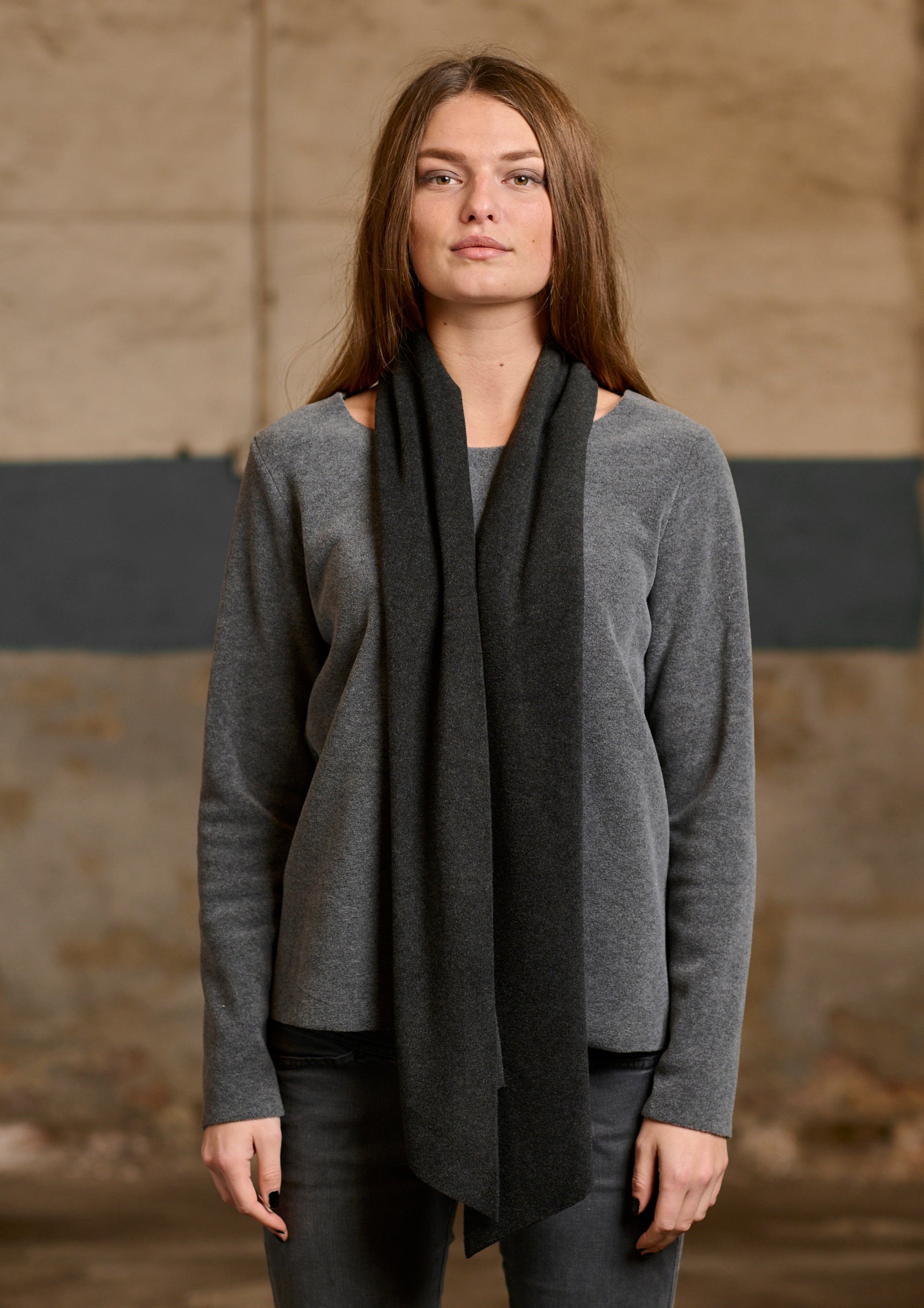 HENRIETTE STEFFENSEN COPENHAGEN BLUSE MED TØRKLÆDE - 1325 BLUSER GREY/SOFT BLACK 647