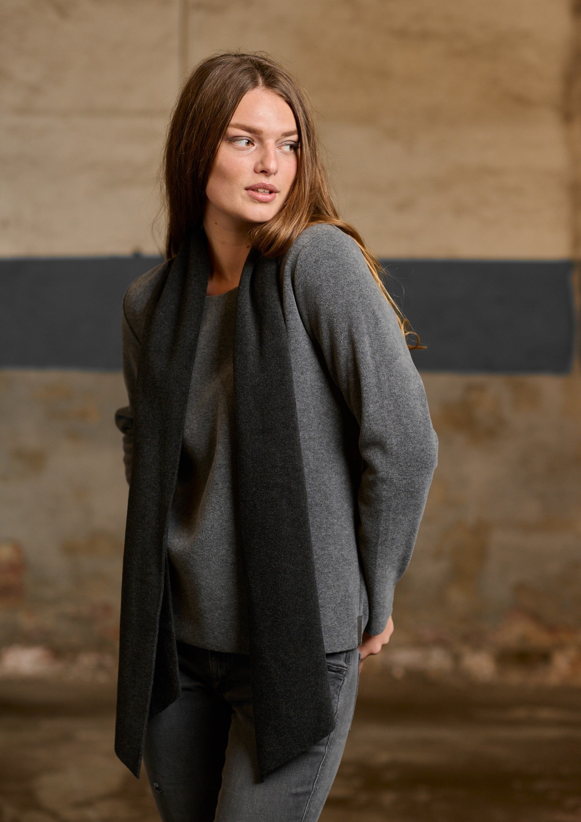 HENRIETTE STEFFENSEN COPENHAGEN BLUSE MED TØRKLÆDE - 1325 BLUSER GREY/SOFT BLACK 647