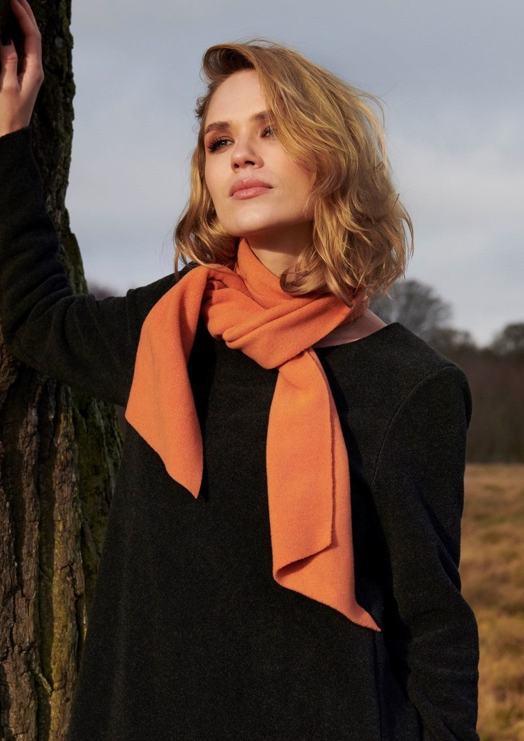 HENRIETTE STEFFENSEN COPENHAGEN BLUSE MED TØRKLÆDE - 1325 BLUSER SOFT BLACK/SAFRAN 917