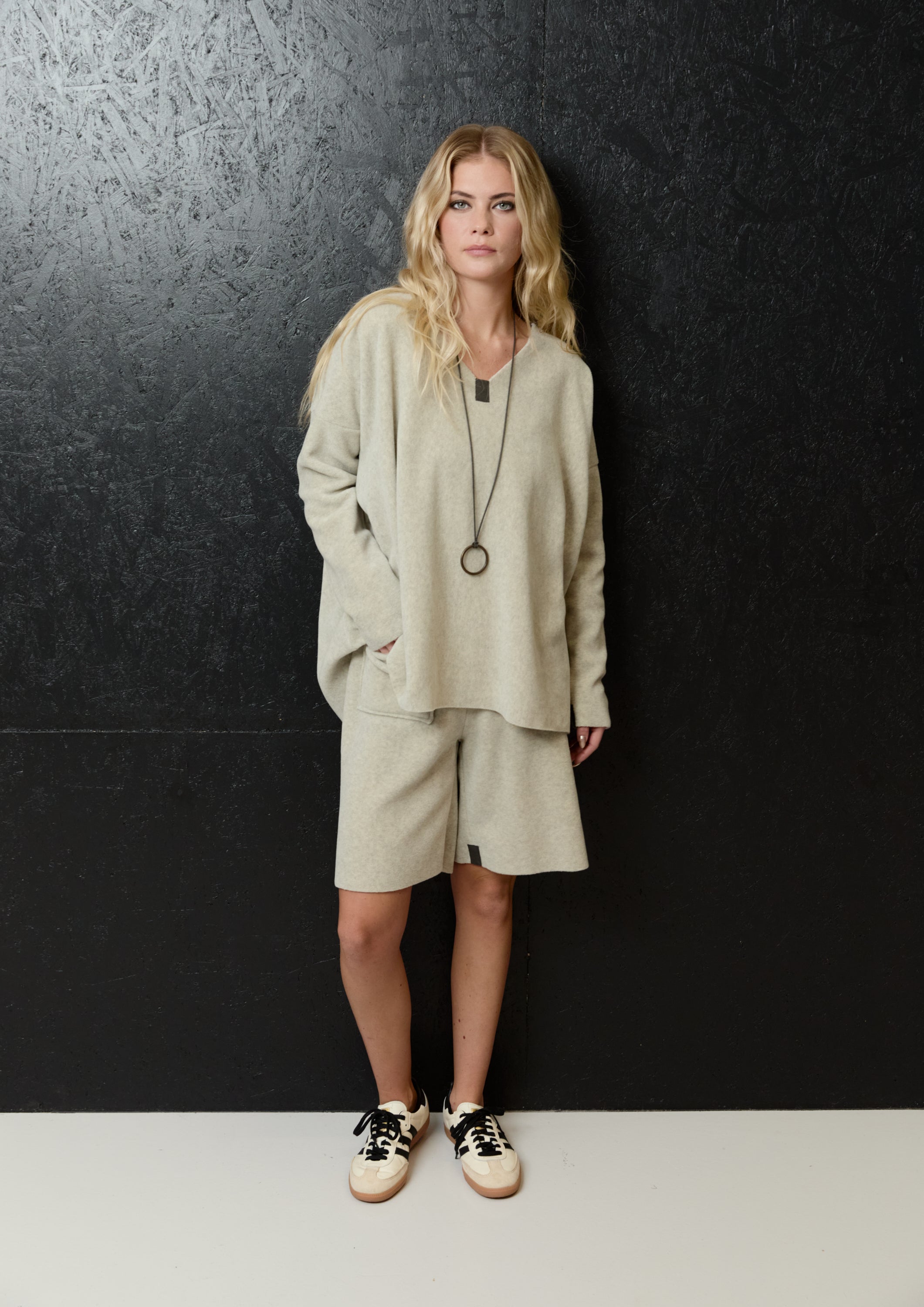 HENRIETTE STEFFENSEN COPENHAGEN BLUSE V-HALS - 1410 BLUSER SAND 805
