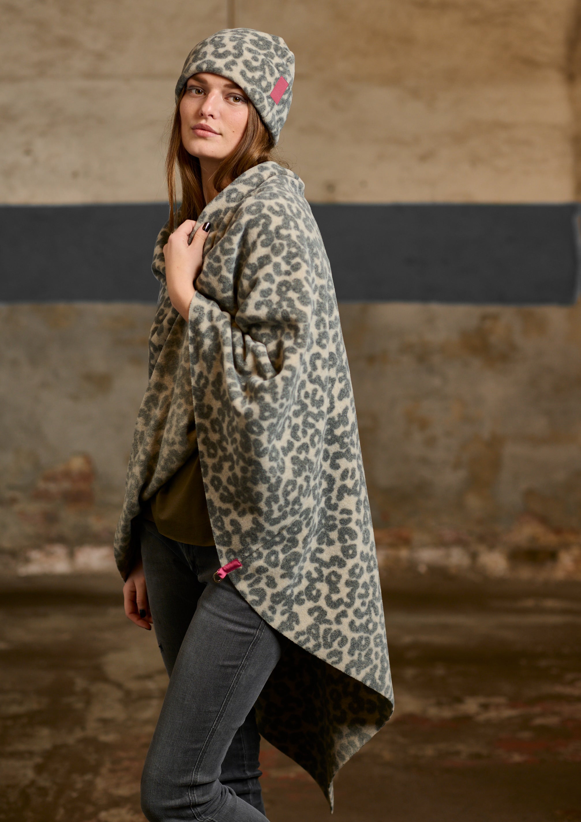 HENRIETTE STEFFENSEN COPENHAGEN EKSTRA STOR PONCHO - 4040P PONCHOS LEOPARD grey 105