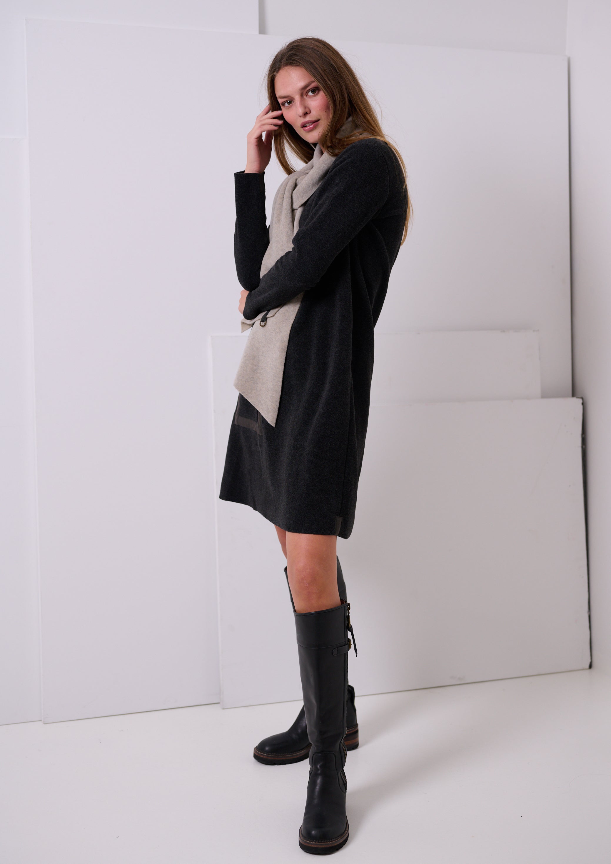 HENRIETTE STEFFENSEN COPENHAGEN KJOLE MED HALSTØRKLÆDE - 3237 KJOLER SOFT BLACK 914
