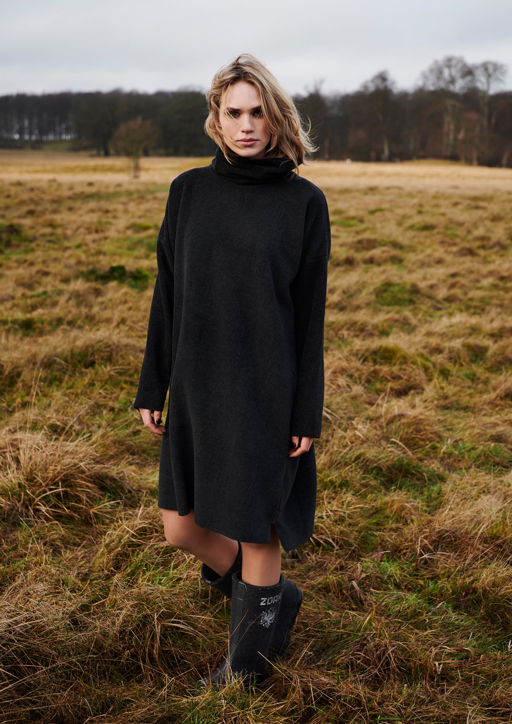 HENRIETTE STEFFENSEN COPENHAGEN KJOLE MED HØJ HALS - 3225 KJOLER SOFT BLACK 914