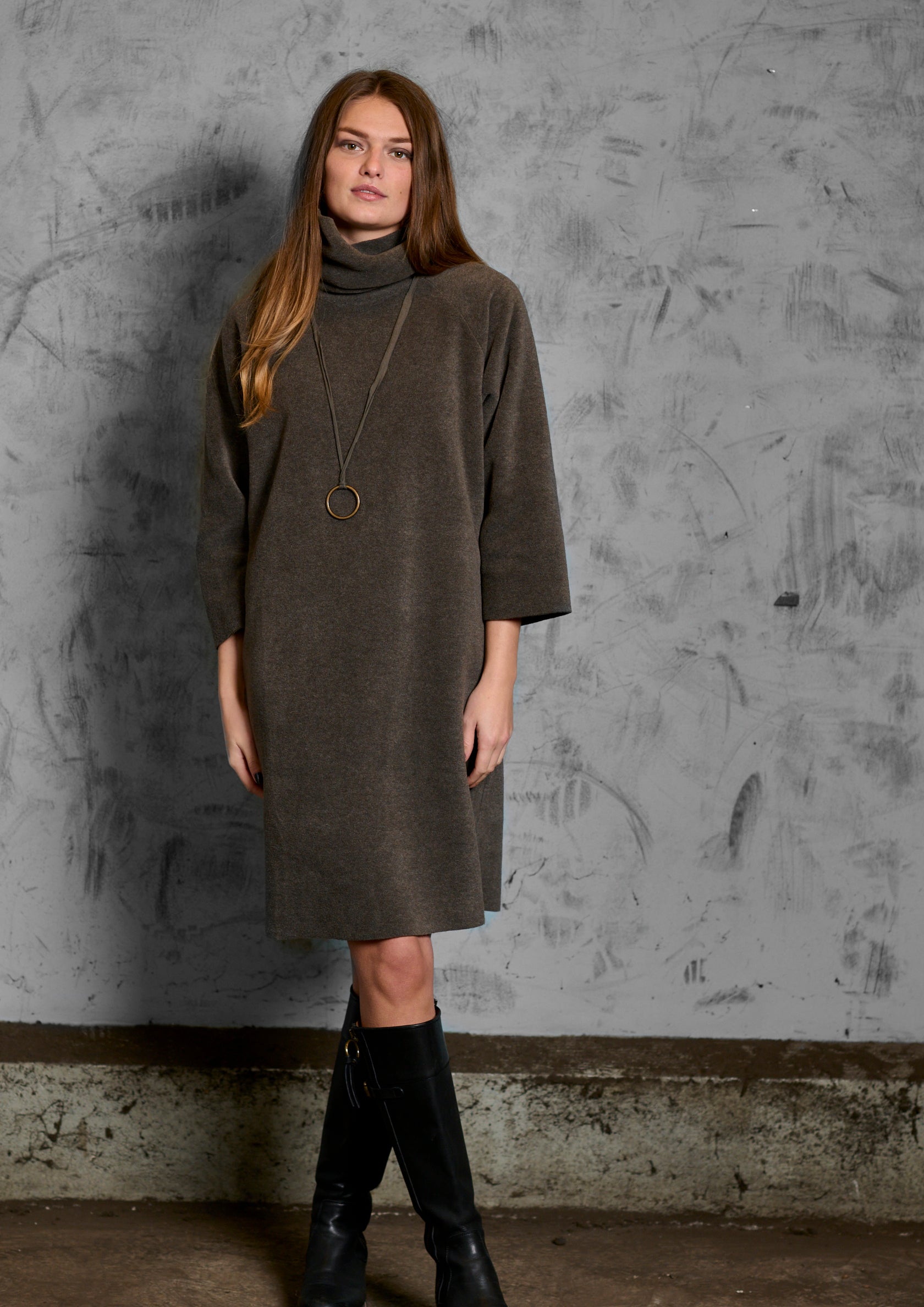 HENRIETTE STEFFENSEN COPENHAGEN KJOLE MED HØJ HALS - 3236 KJOLER BARK 320