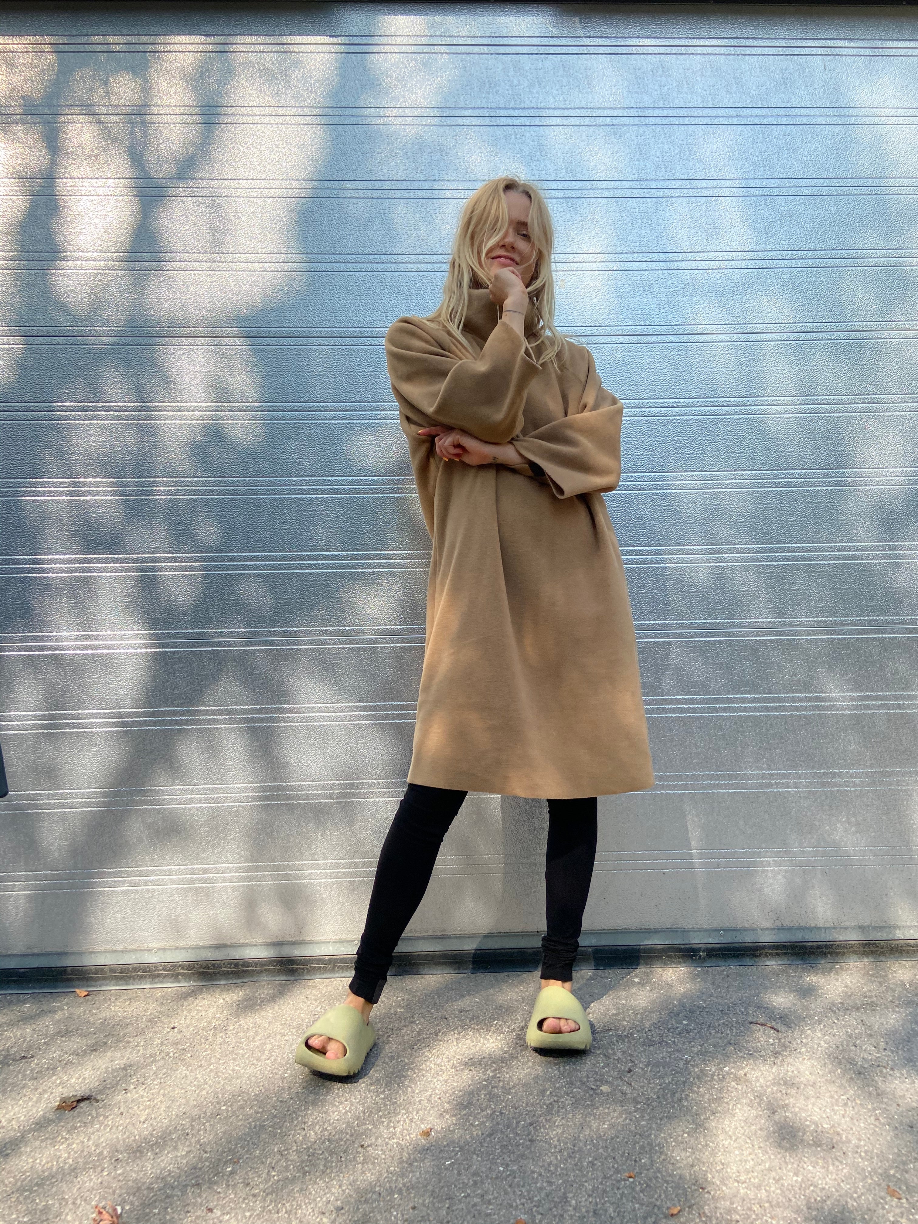 HENRIETTE STEFFENSEN COPENHAGEN KJOLE MED HØJ HALS - 3236 KJOLER CAMEL 815