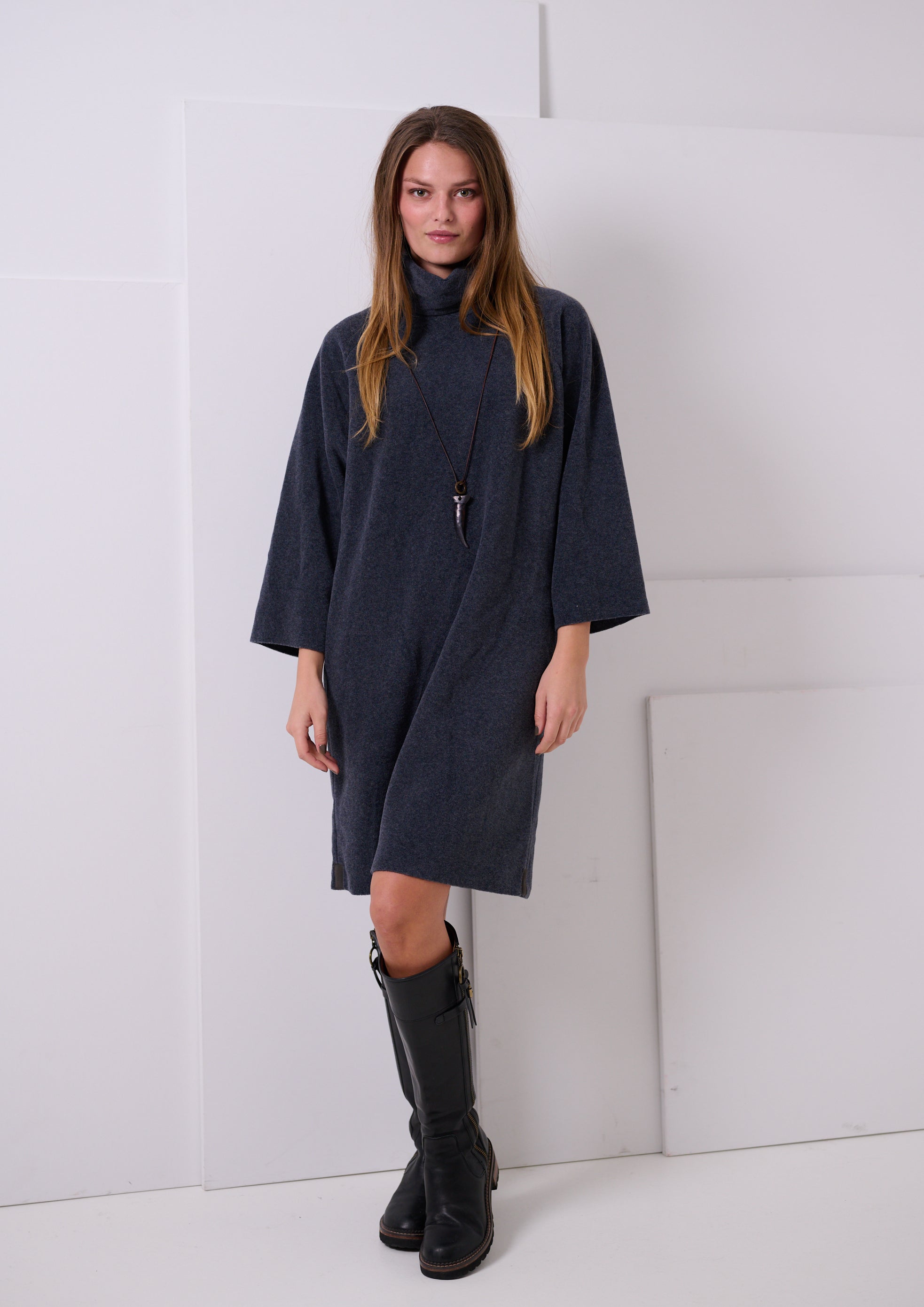 HENRIETTE STEFFENSEN COPENHAGEN KJOLE MED HØJ HALS - 3236 KJOLER DEEP BLUE 502