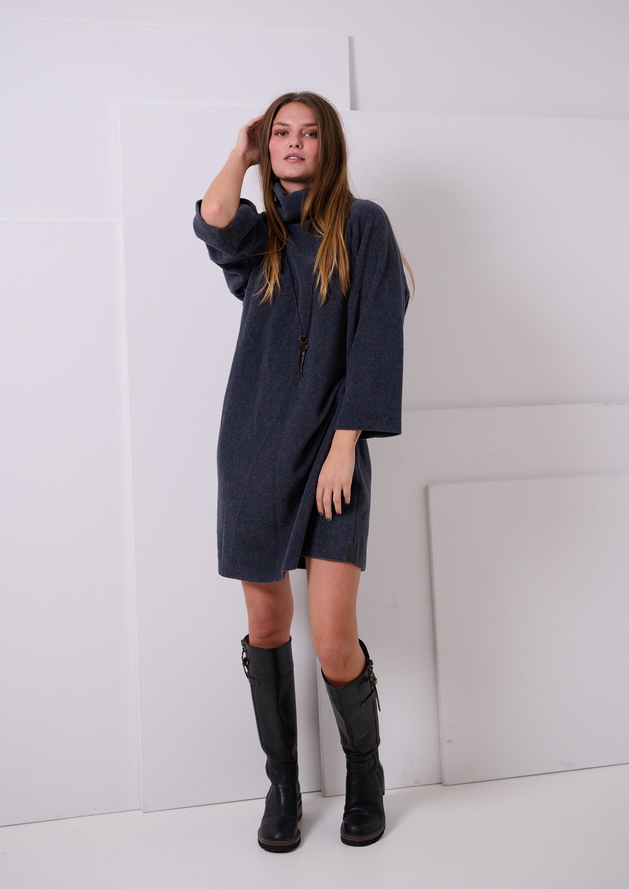 HENRIETTE STEFFENSEN COPENHAGEN KJOLE MED HØJ HALS - 3236 KJOLER DEEP BLUE 502