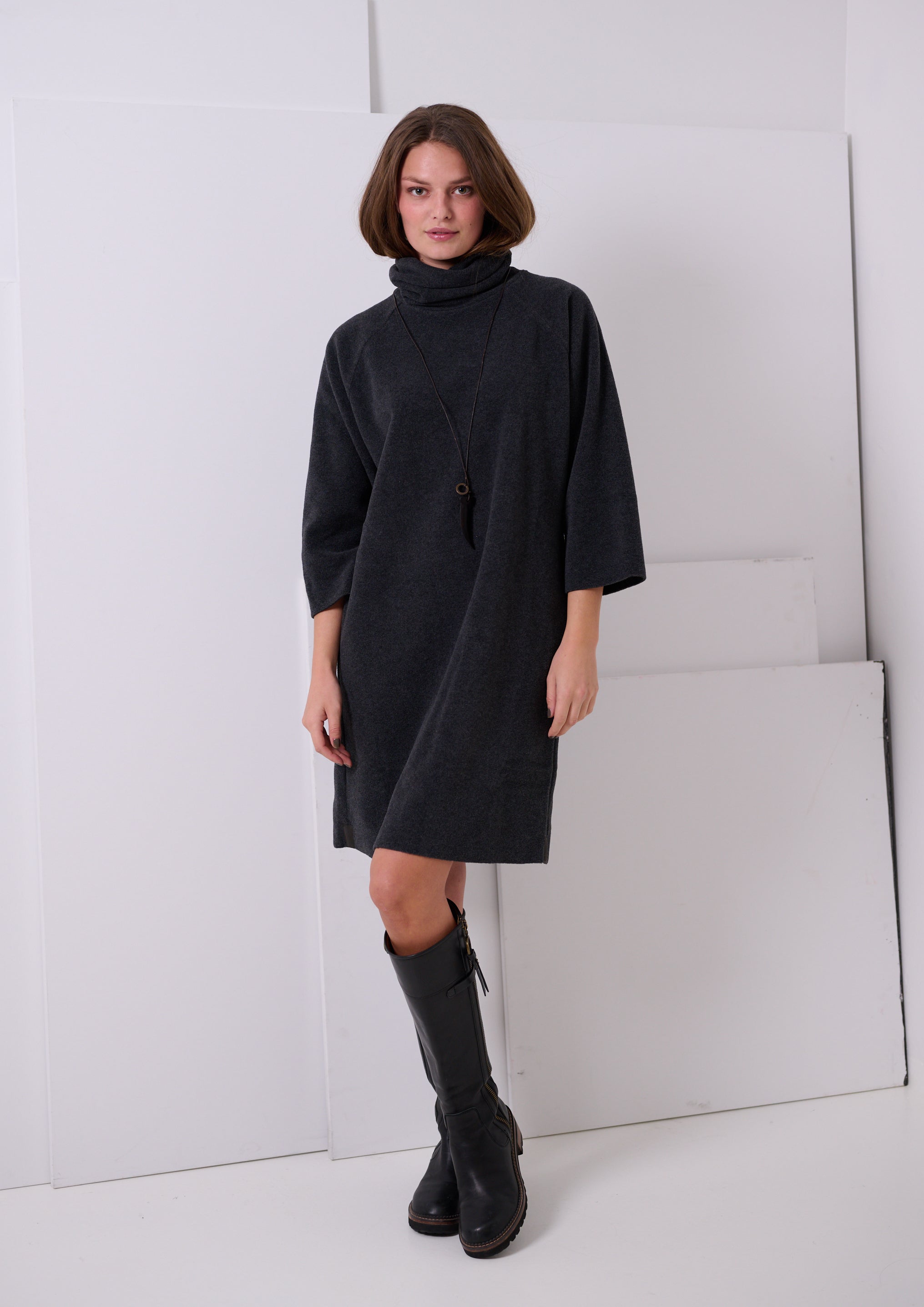 HENRIETTE STEFFENSEN COPENHAGEN KJOLE MED HØJ HALS - 3236 KJOLER SOFT BLACK 914
