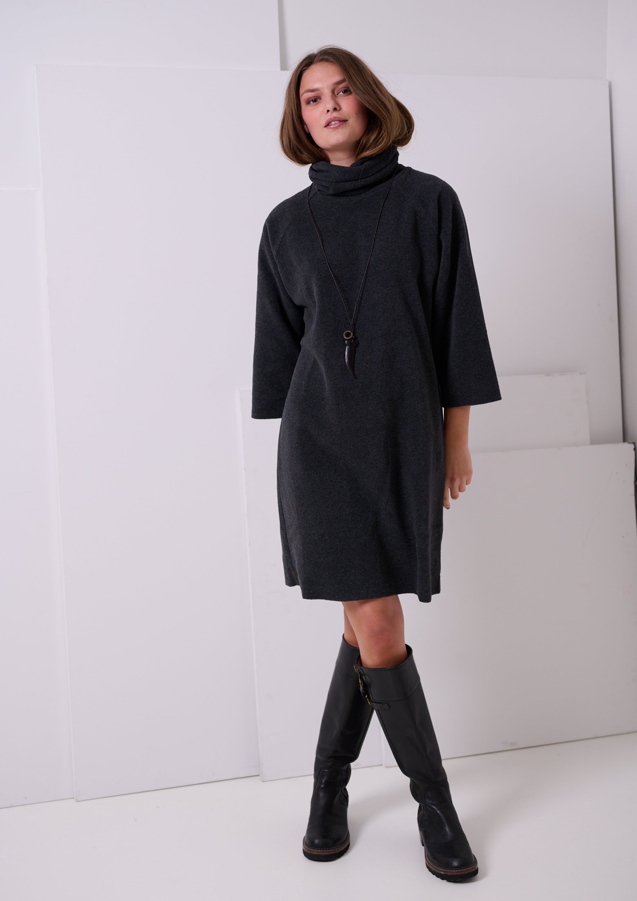 HENRIETTE STEFFENSEN COPENHAGEN KJOLE MED HØJ HALS - 3236 KJOLER SOFT BLACK 914