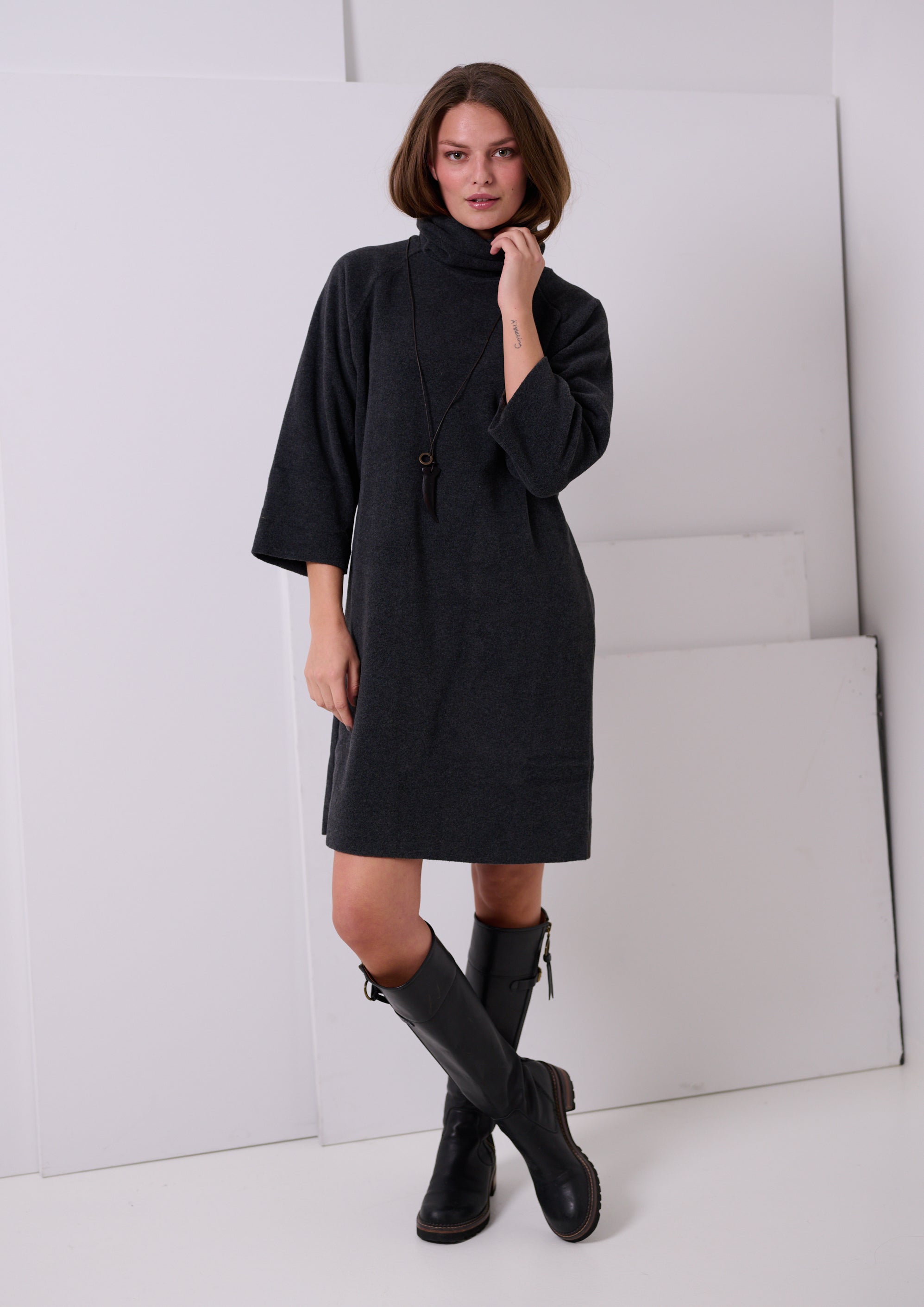 HENRIETTE STEFFENSEN COPENHAGEN KJOLE MED HØJ HALS - 3236 KJOLER SOFT BLACK 914