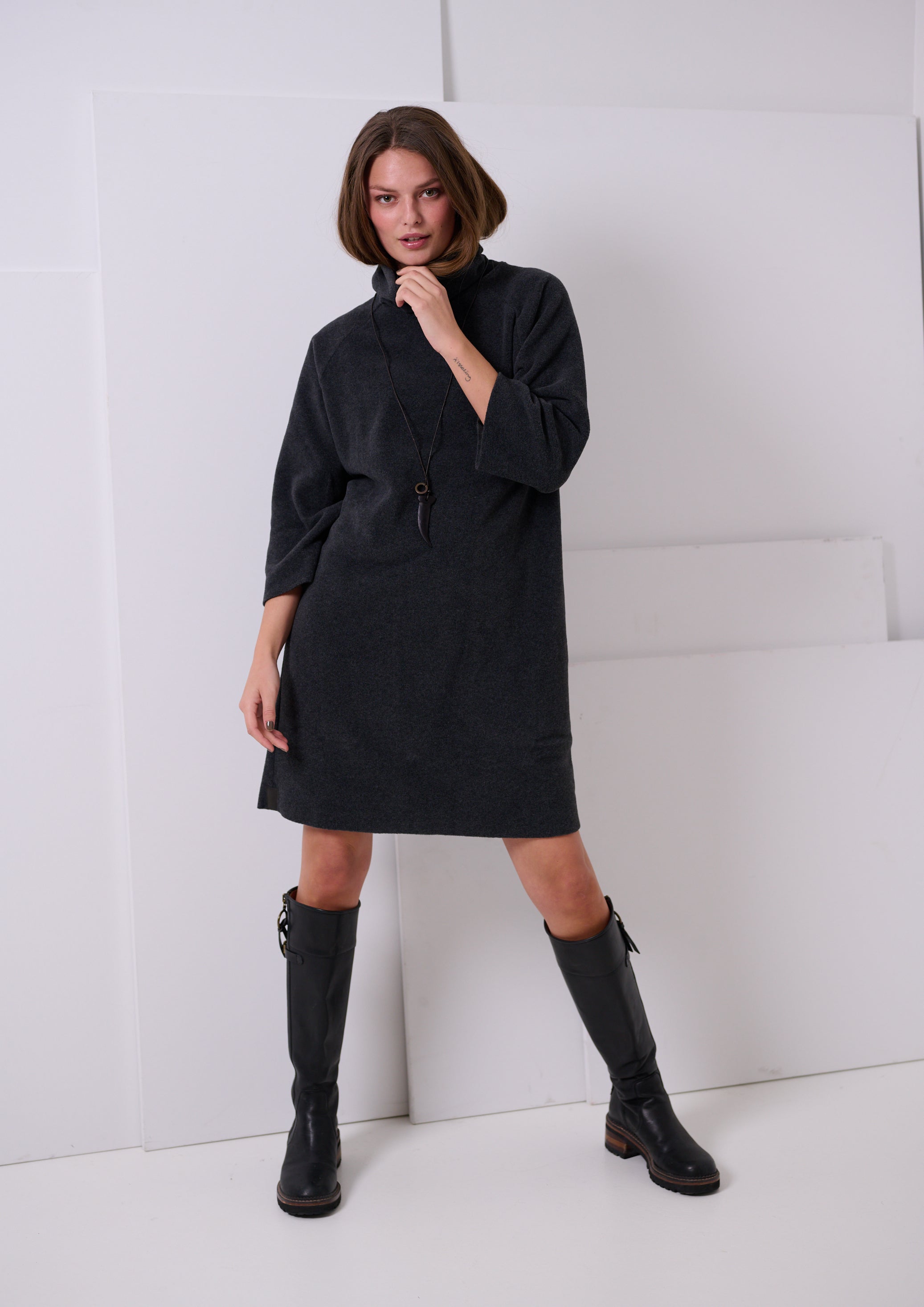 HENRIETTE STEFFENSEN COPENHAGEN KJOLE MED HØJ HALS - 3236 KJOLER SOFT BLACK 914