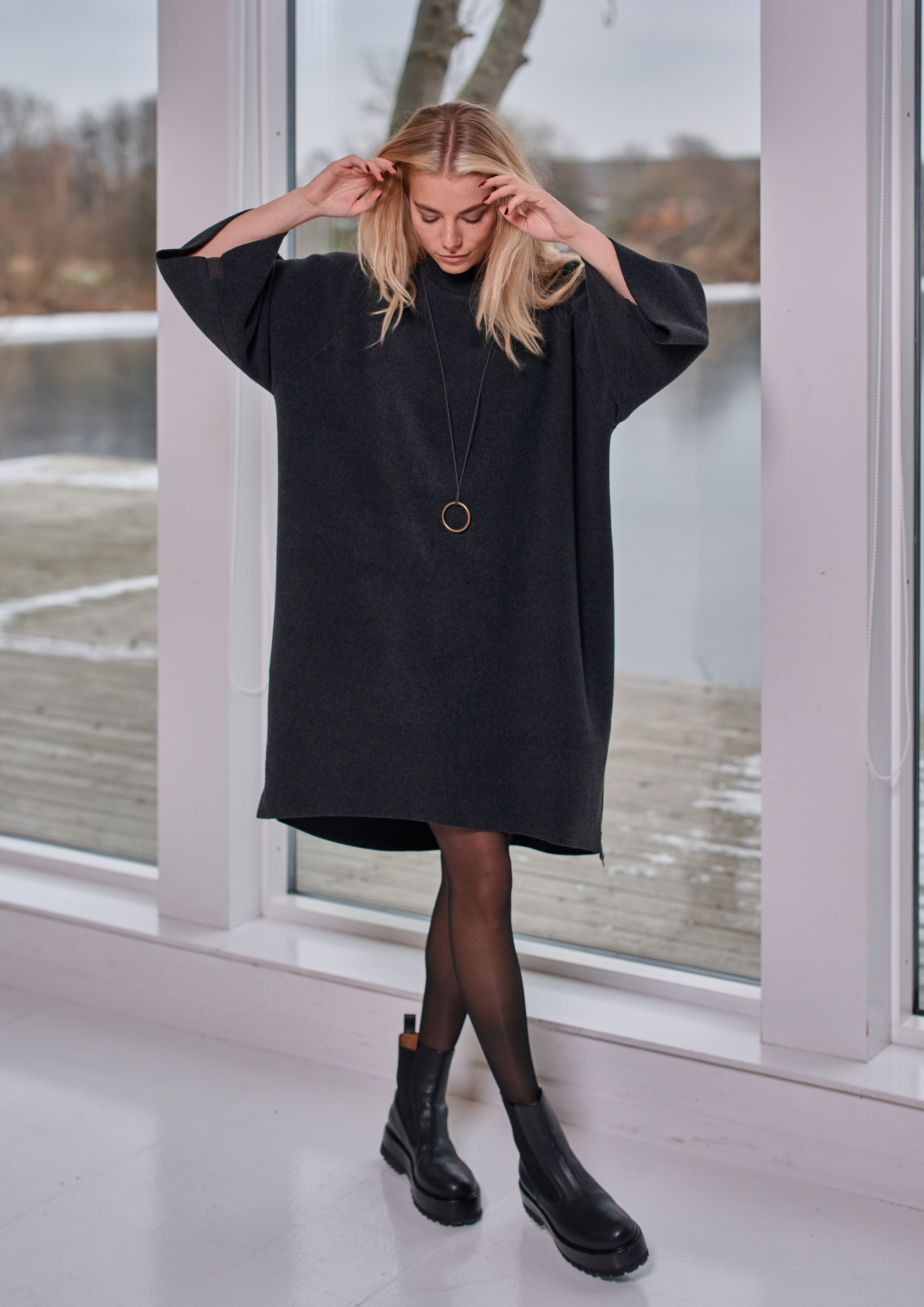 HENRIETTE STEFFENSEN COPENHAGEN KJOLE MED HØJ HALS - 3243 KJOLER SOFT BLACK 914