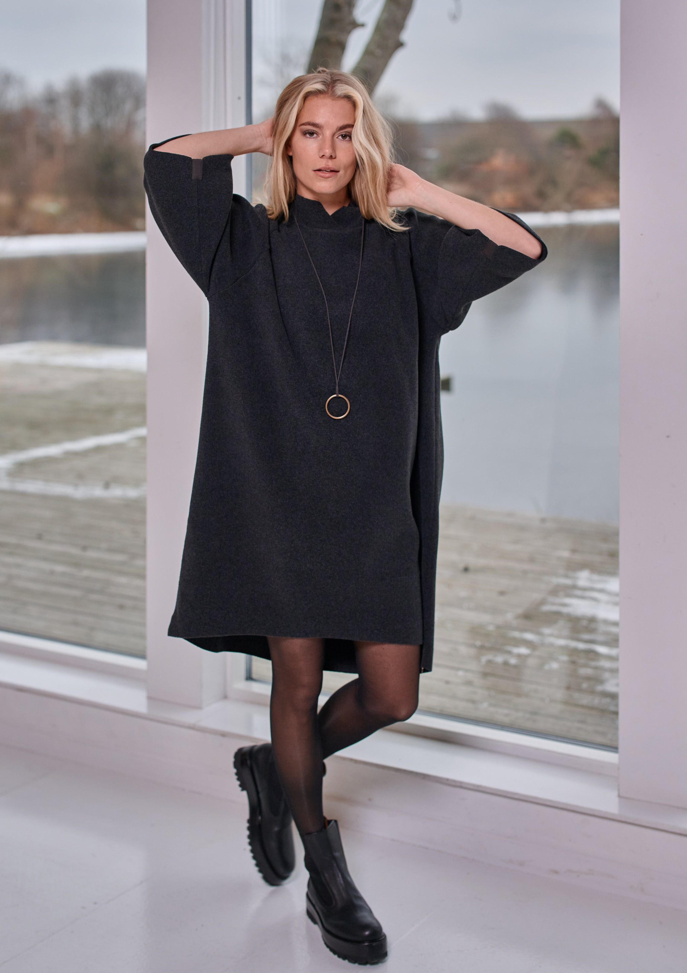 HENRIETTE STEFFENSEN COPENHAGEN KJOLE MED HØJ HALS - 3243 KJOLER SOFT BLACK 914