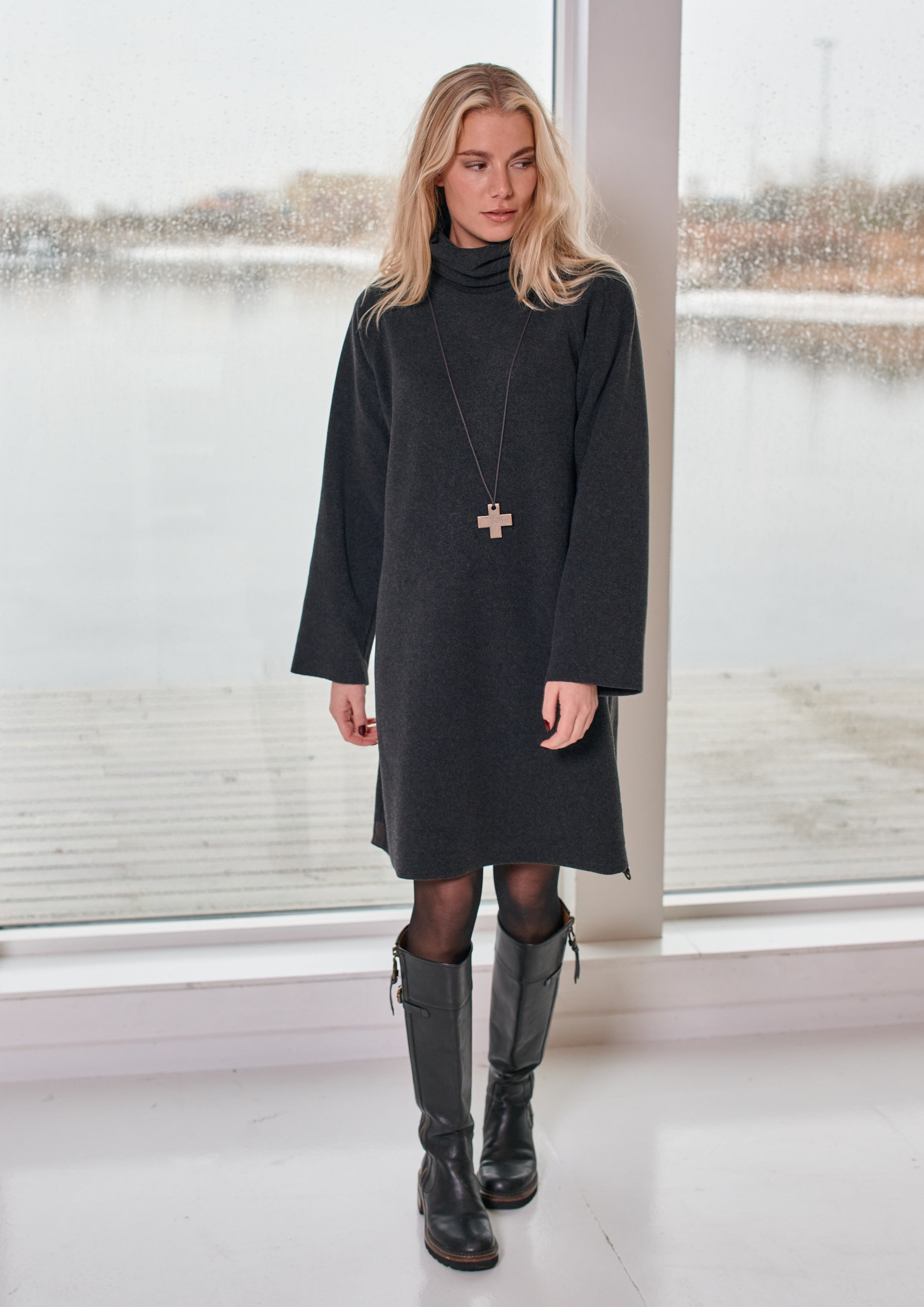 HENRIETTE STEFFENSEN COPENHAGEN KJOLE MED HØJ HALS - 3246 KJOLER SOFT BLACK 914