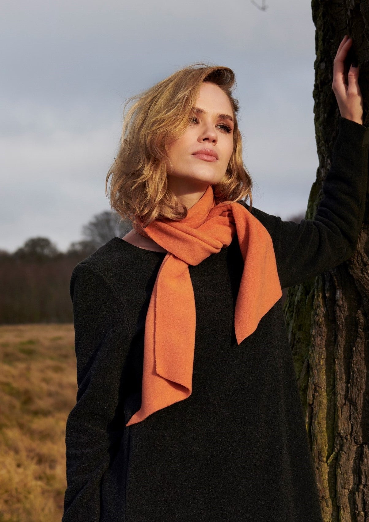 HENRIETTE STEFFENSEN COPENHAGEN KJOLE MED TØRKLÆDE - 3226 KJOLER SOFT BLACK/SAFRAN 917