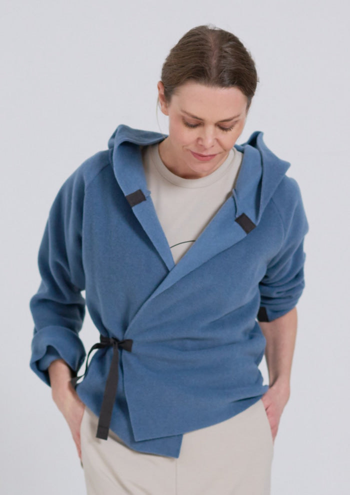 HENRIETTE STEFFENSEN COPENHAGEN KLASSISK FLEECE SLÅ OM CARDIGAN - 1009 CARDIGANS DUSTY BLUE 794