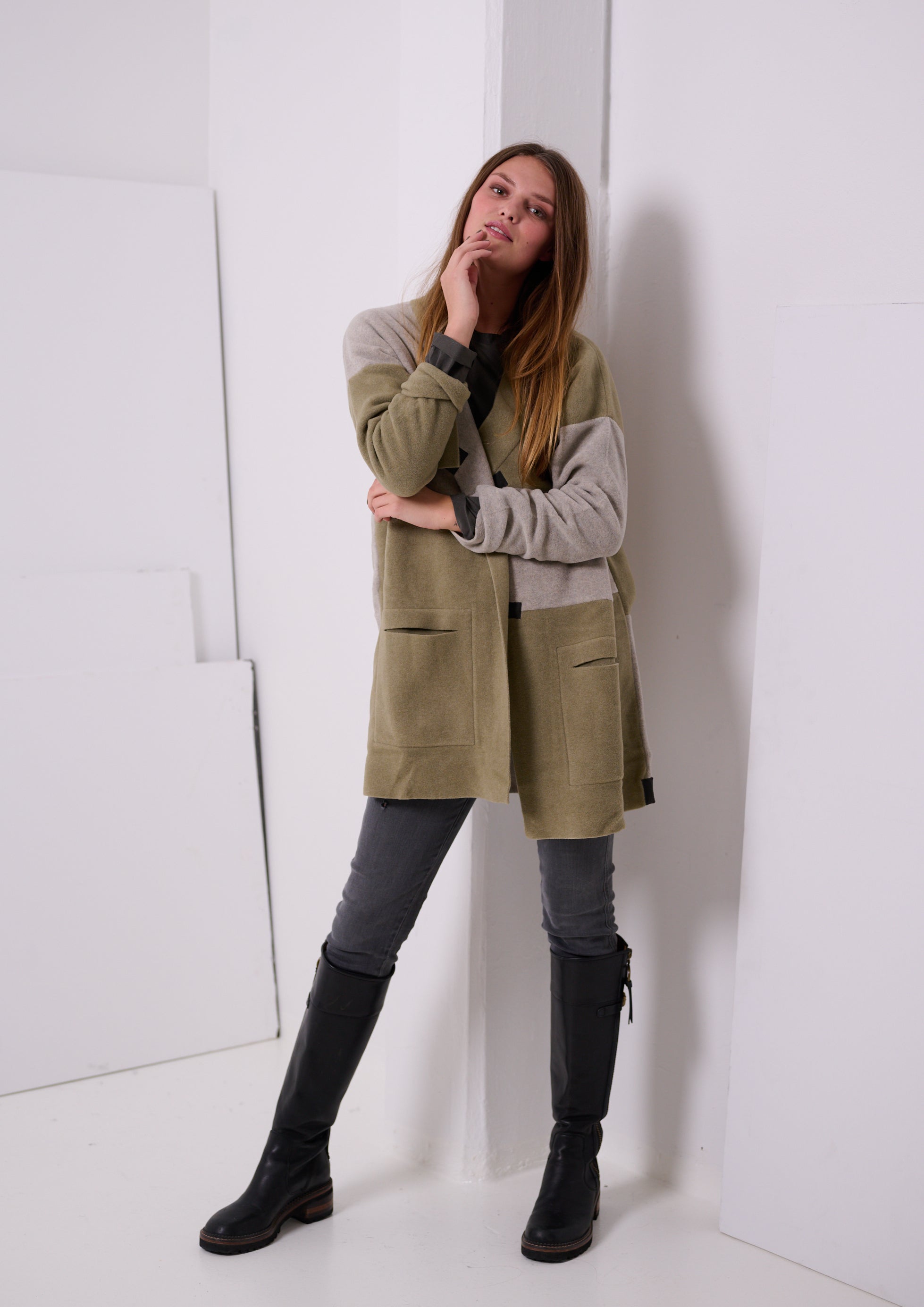 HENRIETTE STEFFENSEN COPENHAGEN NO WASTE CARDIGAN MED V-UDSKÆRING - 7127 CARDIGANS OLIVE/SAND 612