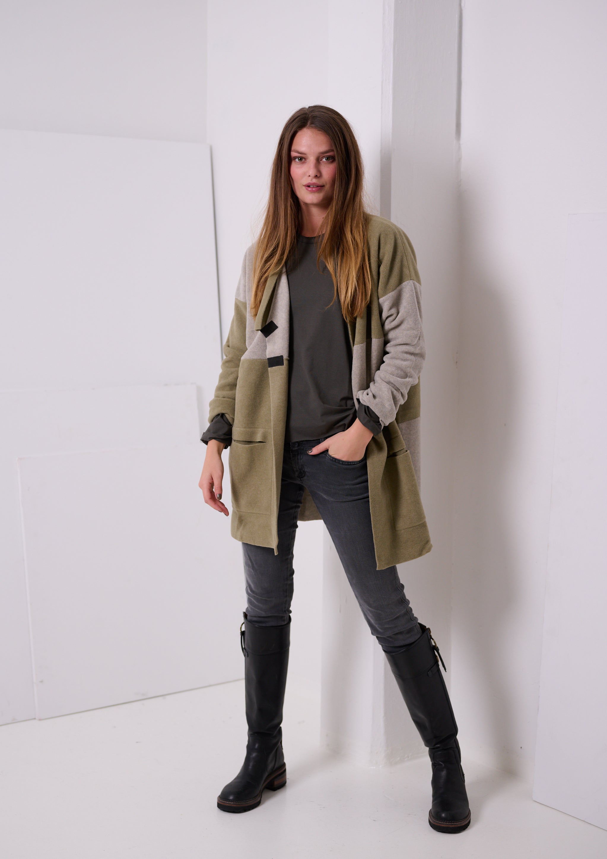 HENRIETTE STEFFENSEN COPENHAGEN NO WASTE CARDIGAN MED V-UDSKÆRING - 7127 CARDIGANS OLIVE/SAND 612