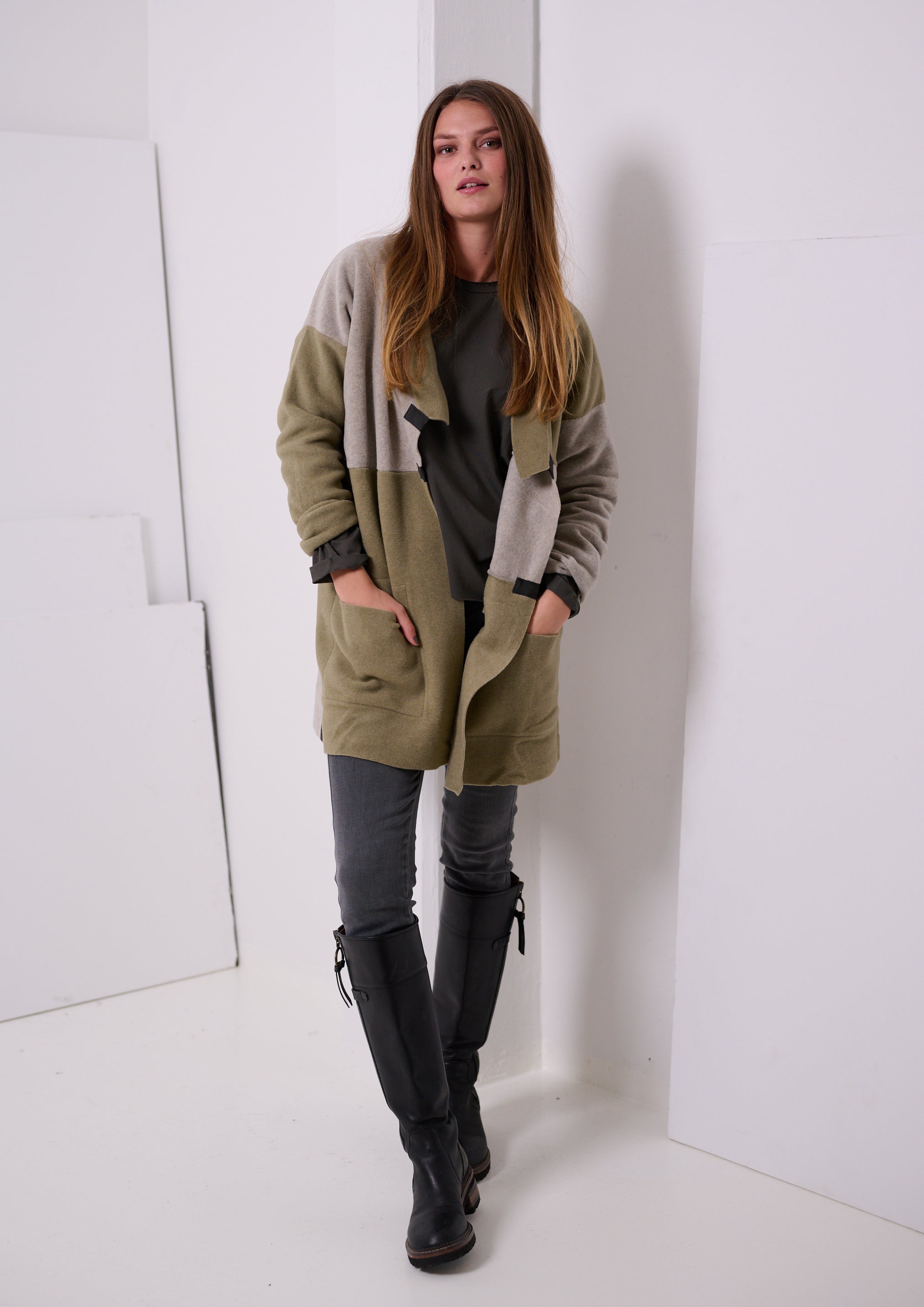 HENRIETTE STEFFENSEN COPENHAGEN NO WASTE CARDIGAN MED V-UDSKÆRING - 7127 CARDIGANS OLIVE/SAND 612