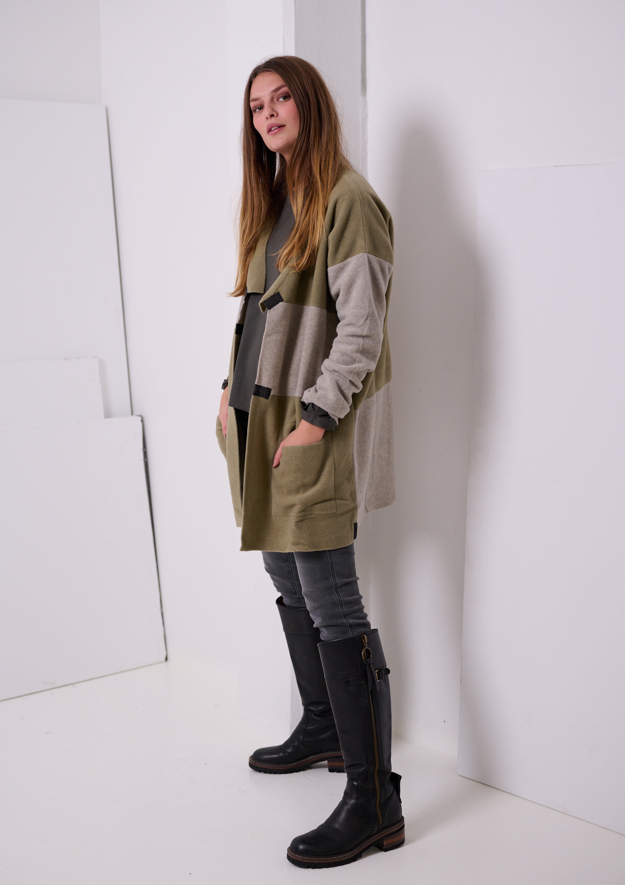 HENRIETTE STEFFENSEN COPENHAGEN NO WASTE CARDIGAN MED V-UDSKÆRING - 7127 CARDIGANS OLIVE/SAND 612