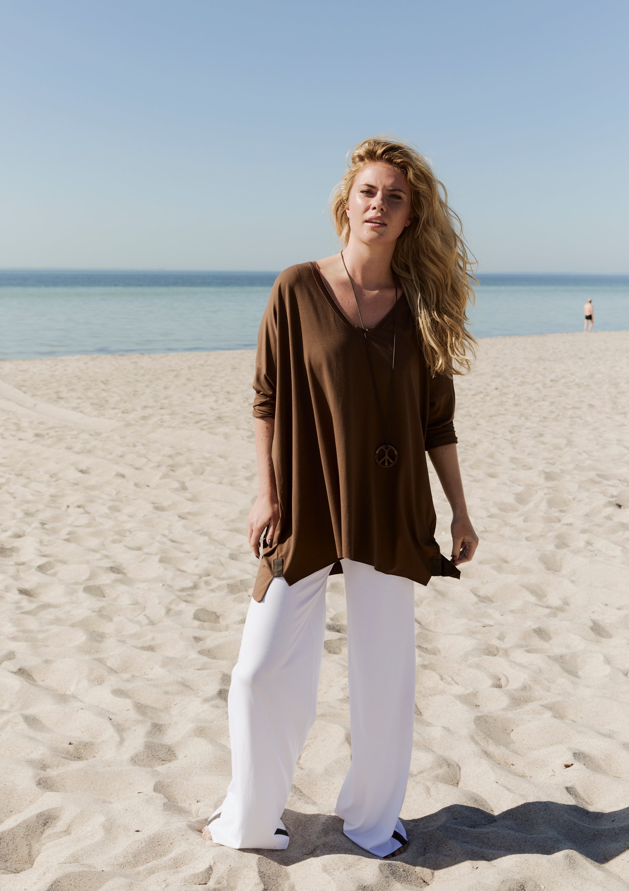 HENRIETTE STEFFENSEN COPENHAGEN OVERSIZED BLUSE V-HALS - 96078 BLUSER CHOCOLATE 844