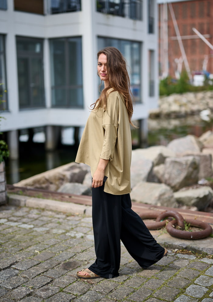 HENRIETTE STEFFENSEN COPENHAGEN OVERSIZED BLUSE V-HALS - 96078 BLUSER OLIVE 655