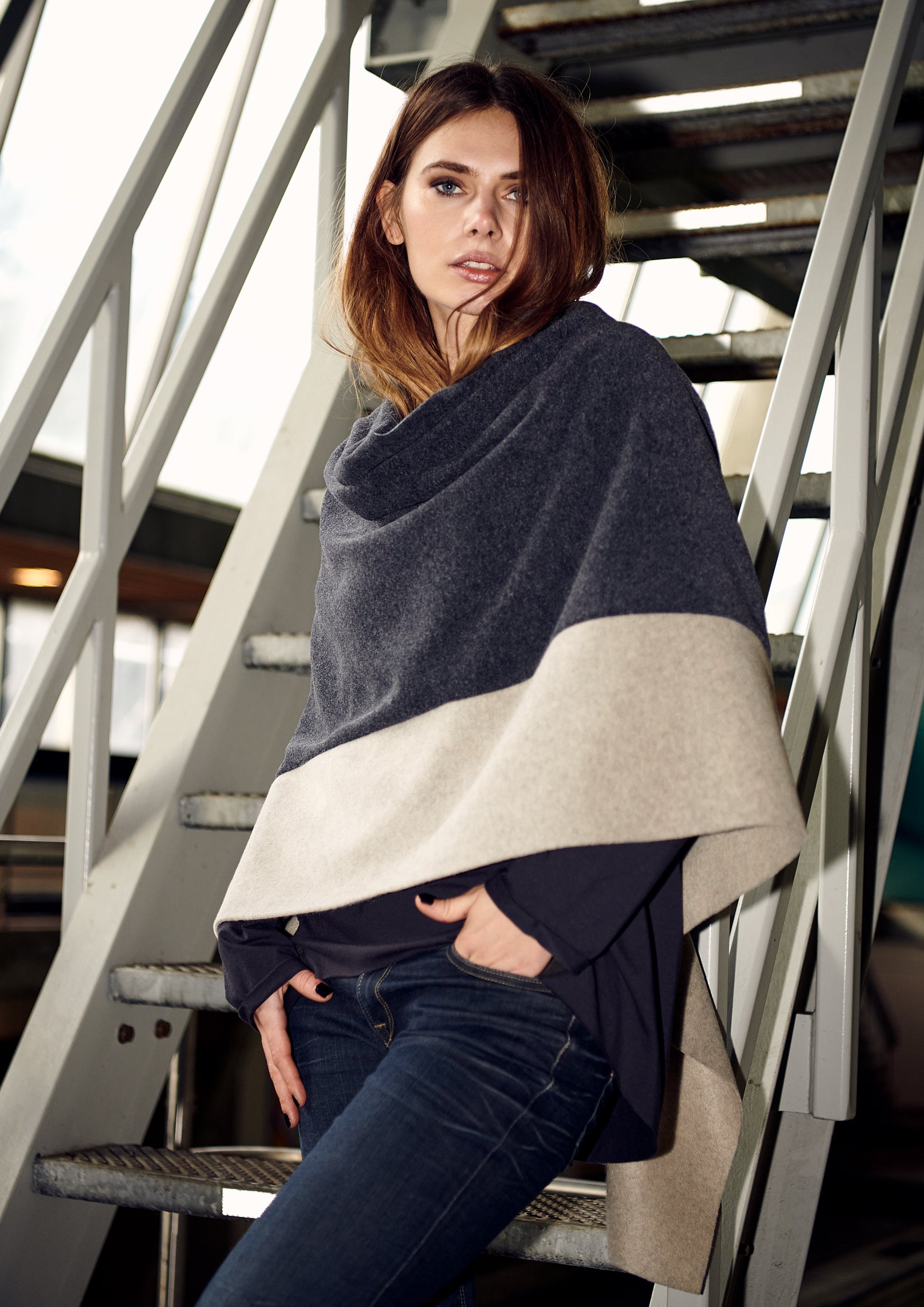 HENRIETTE STEFFENSEN COPENHAGEN PONCHO 2 FARVET - 4068 PONCHOS DEEP BLUE/SAND 824
