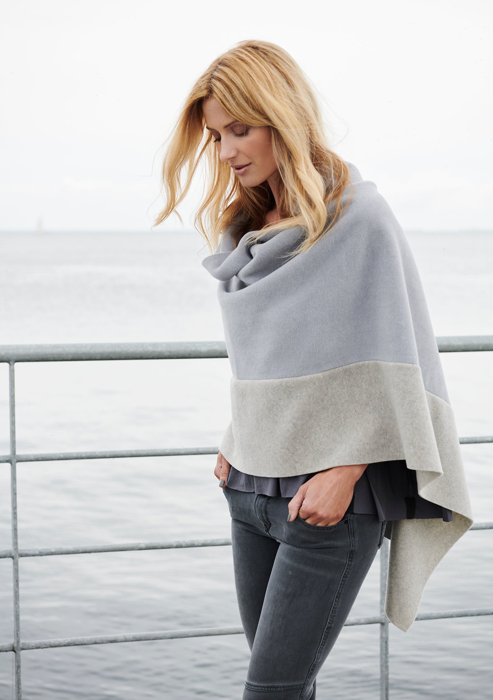HENRIETTE STEFFENSEN COPENHAGEN PONCHO 2 FARVET - 4068 PONCHOS GREY BLUE/SAND 507