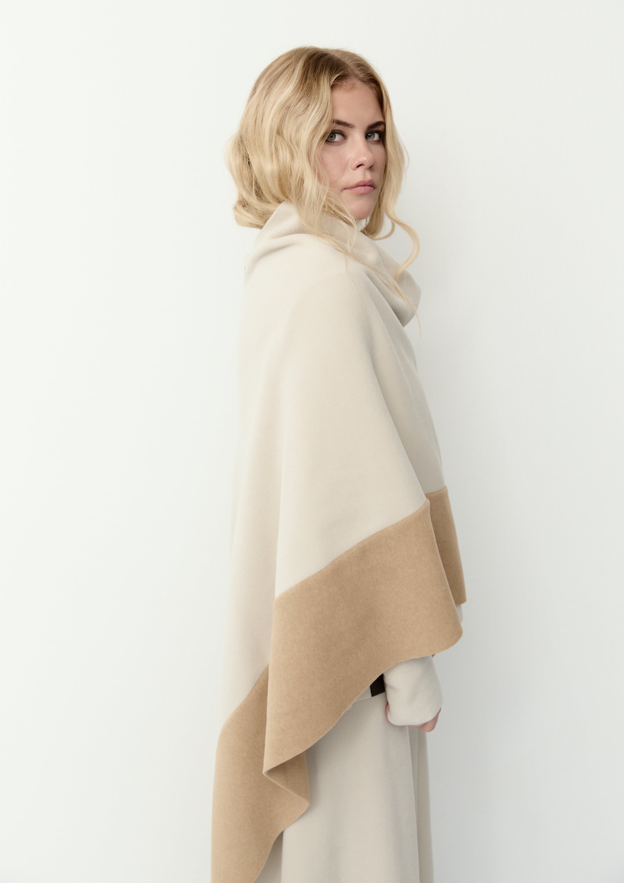 HENRIETTE STEFFENSEN COPENHAGEN PONCHO 2 FARVET - 4068 PONCHOS KIT/CAMEL 122