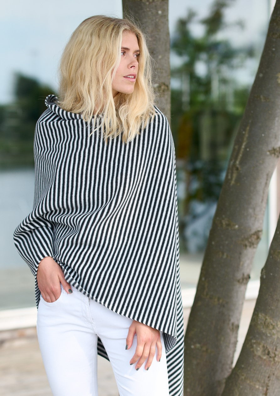 HENRIETTE STEFFENSEN COPENHAGEN PONCHO MED LÆNGDE - 4076 PONCHOS STRIPES B&W 673