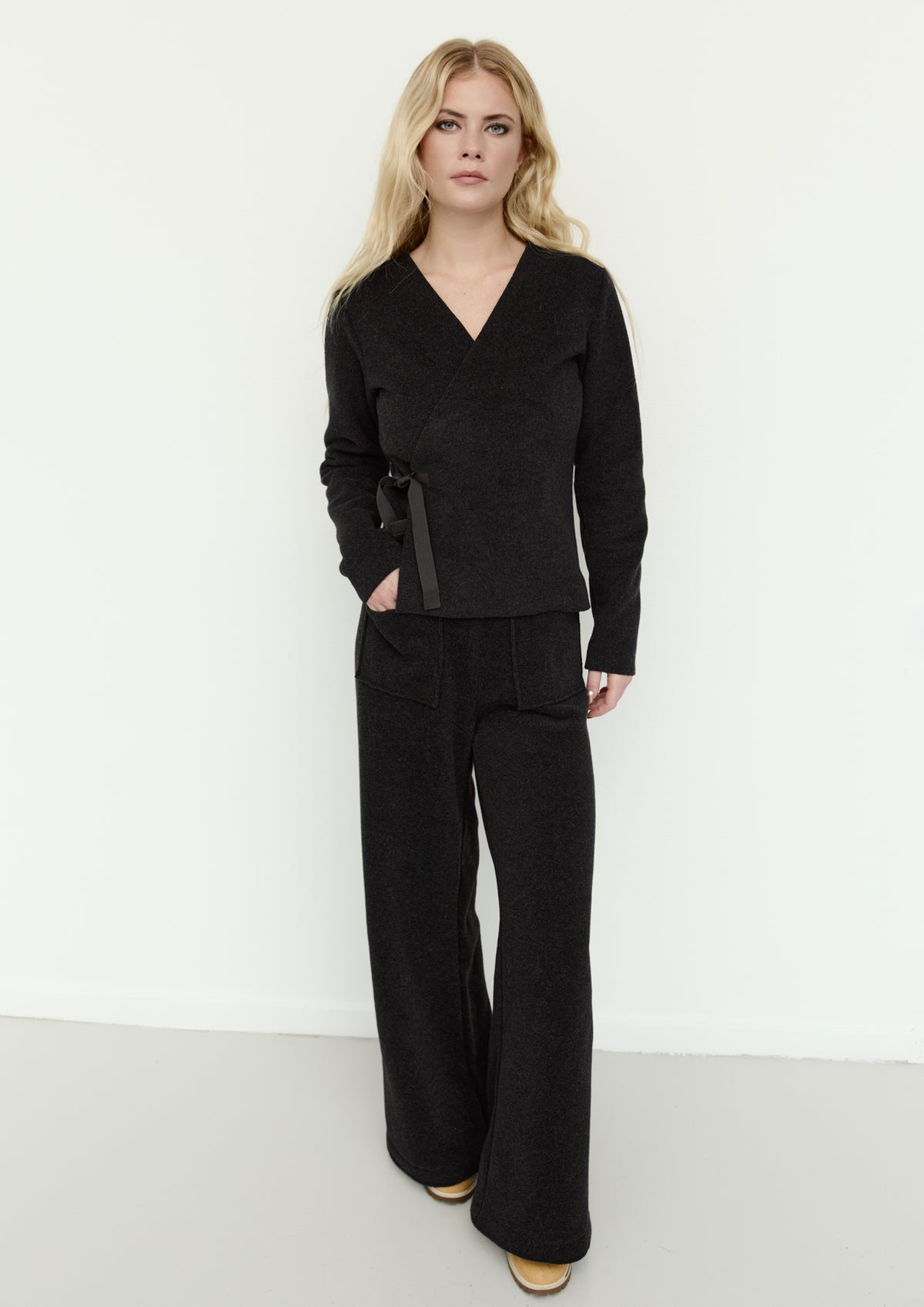 HENRIETTE STEFFENSEN COPENHAGEN SLÅ- OM- BLUSE - 1418 BLUSER SOFT BLACK 914